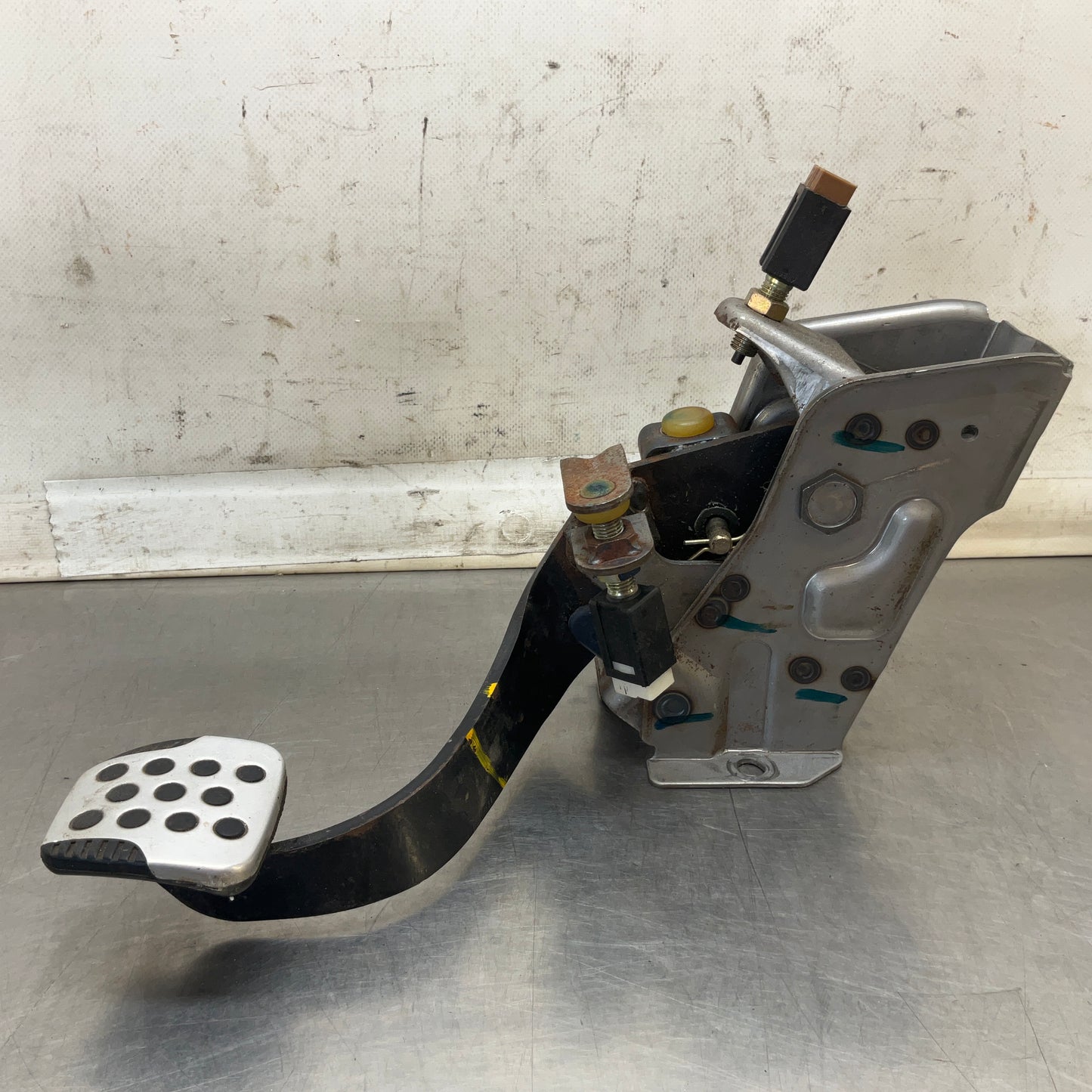 2004 Nissan Z33 350Z Clutch Pedal Oem 24Bbqgg - On Point Parts Inc