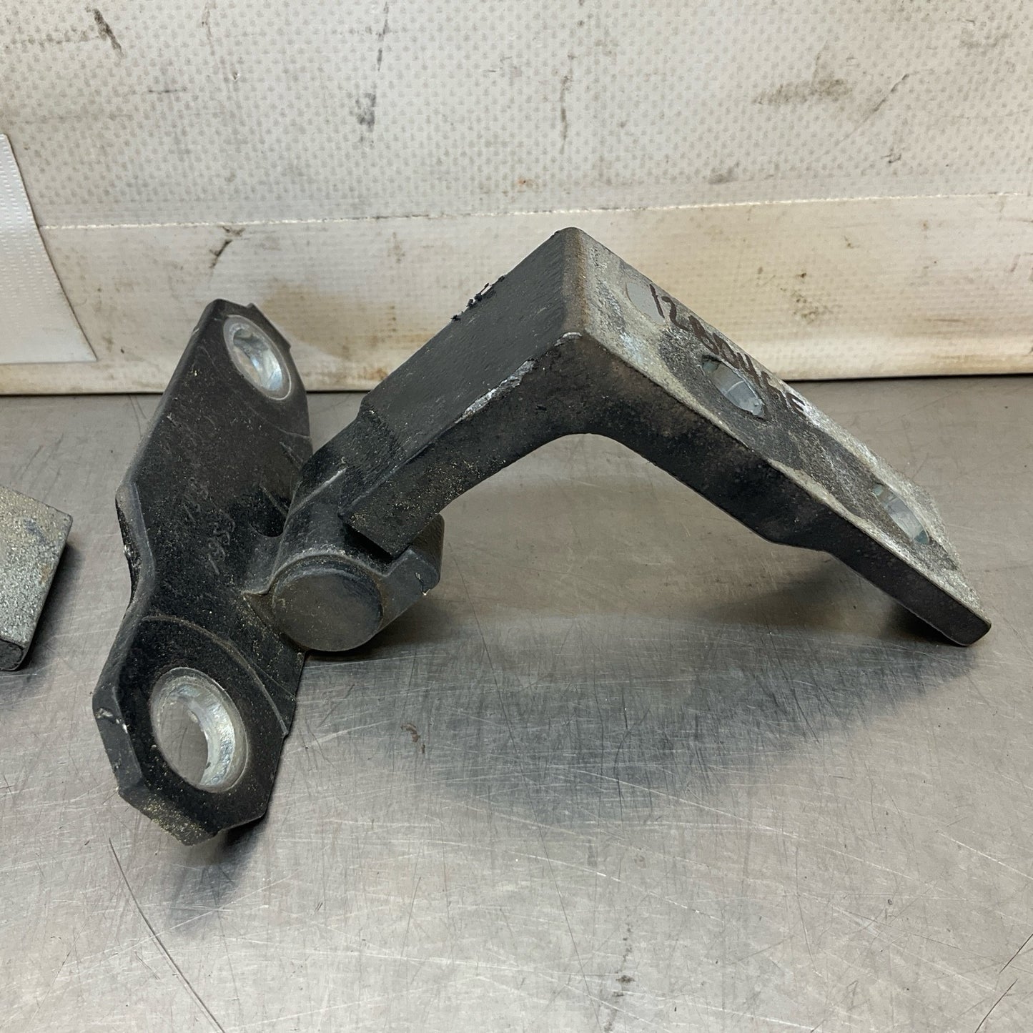 08-15 G37 Q60 Coupe Passenger Door Hinges 80420JL00A Oem 12Bd4Ge - On Point Parts Inc