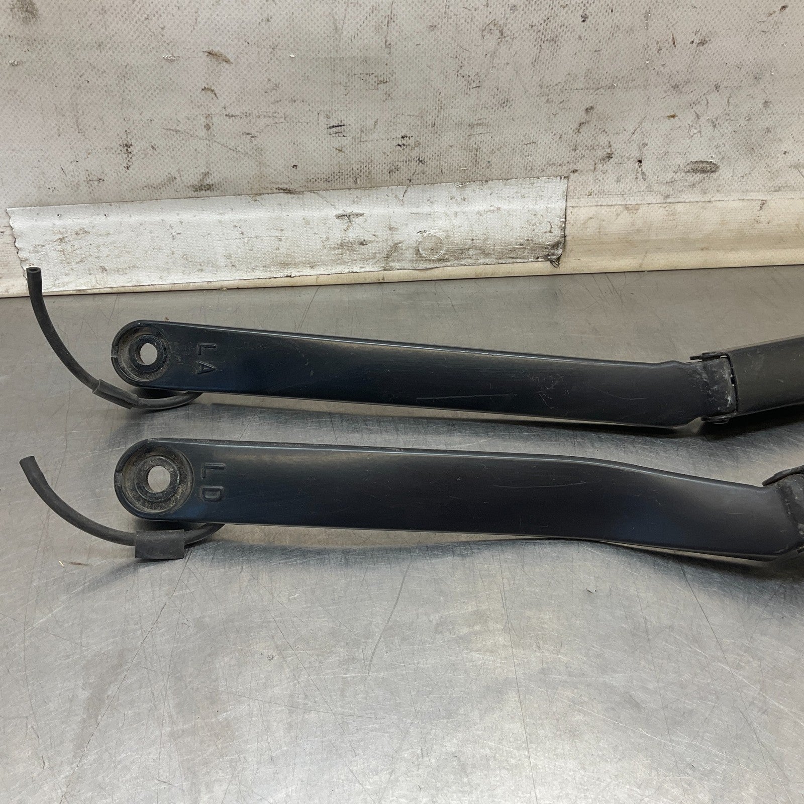 03-09 Nissan 350Z Left Right Windshield Wiper Arms 28881CD006 28886CD005 OEM HQE