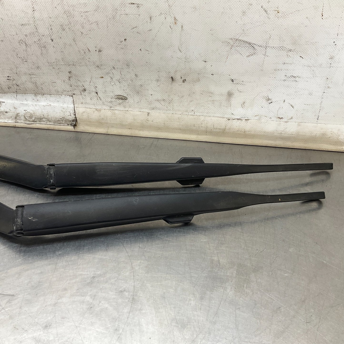 03-09 Nissan 350Z Left Right Windshield Wiper Arms 28881CD006 28886CD005 OEM HQE