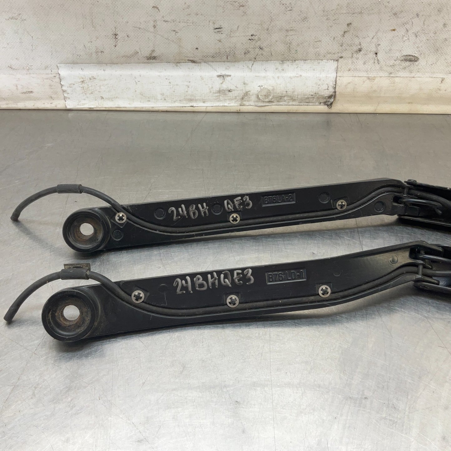 03-09 Nissan 350Z Left Right Windshield Wiper Arms 28881CD006 28886CD005 OEM HQE