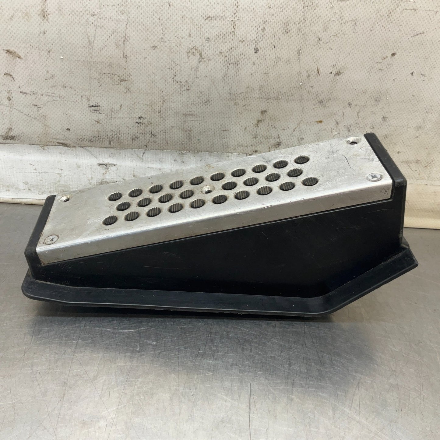 03-09 Nissan 350Z Driver Front Dead Pedal Foot Rest 67840CD01A OEM 14Bcrga