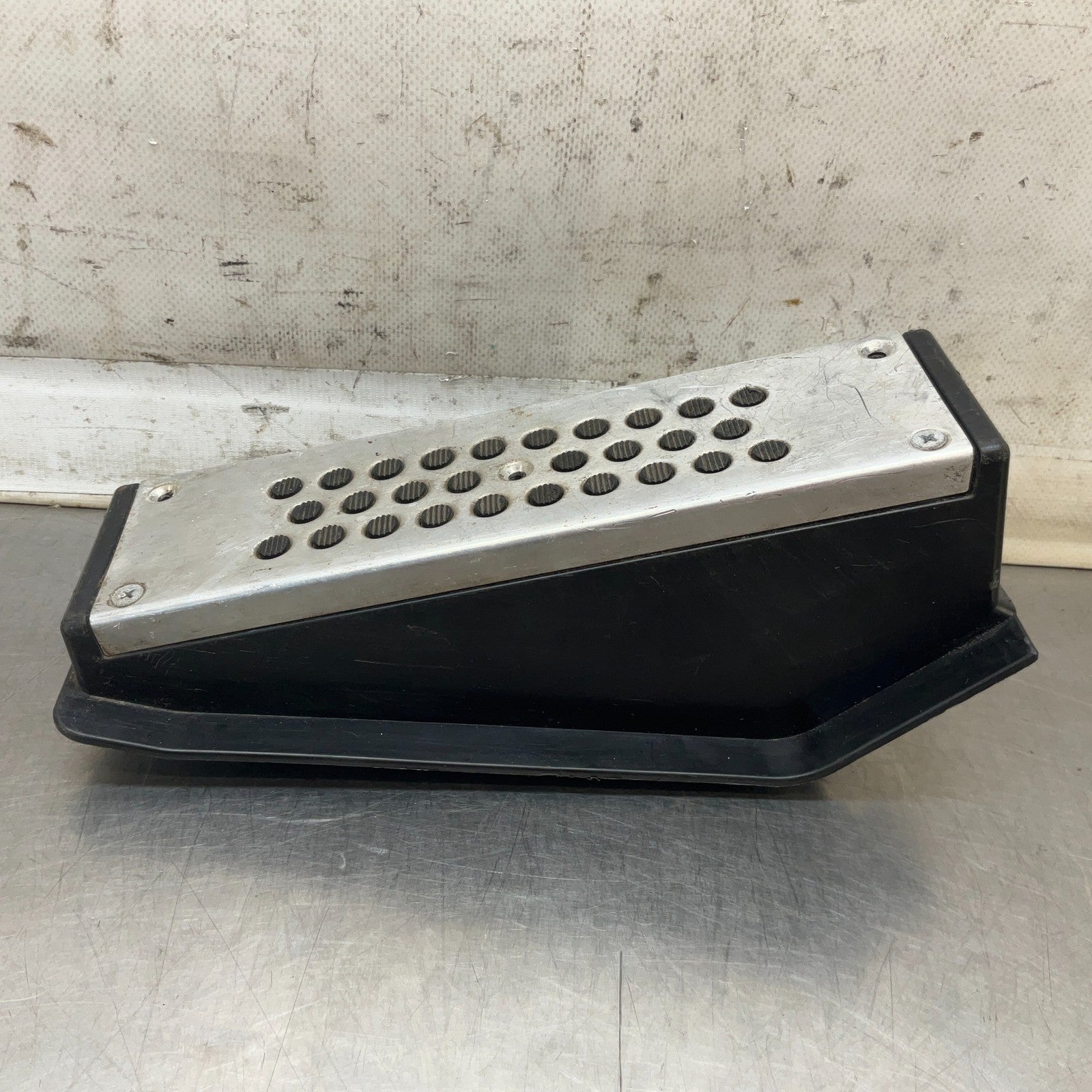03-09 Nissan 350Z Driver Front Dead Pedal Foot Rest 67840CD01A OEM 14Bcrga