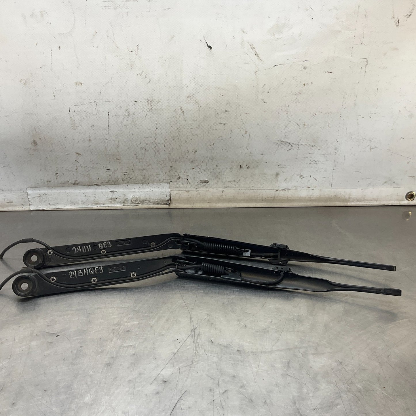 03-09 Nissan 350Z Left Right Windshield Wiper Arms 28881CD006 28886CD005 OEM HQE