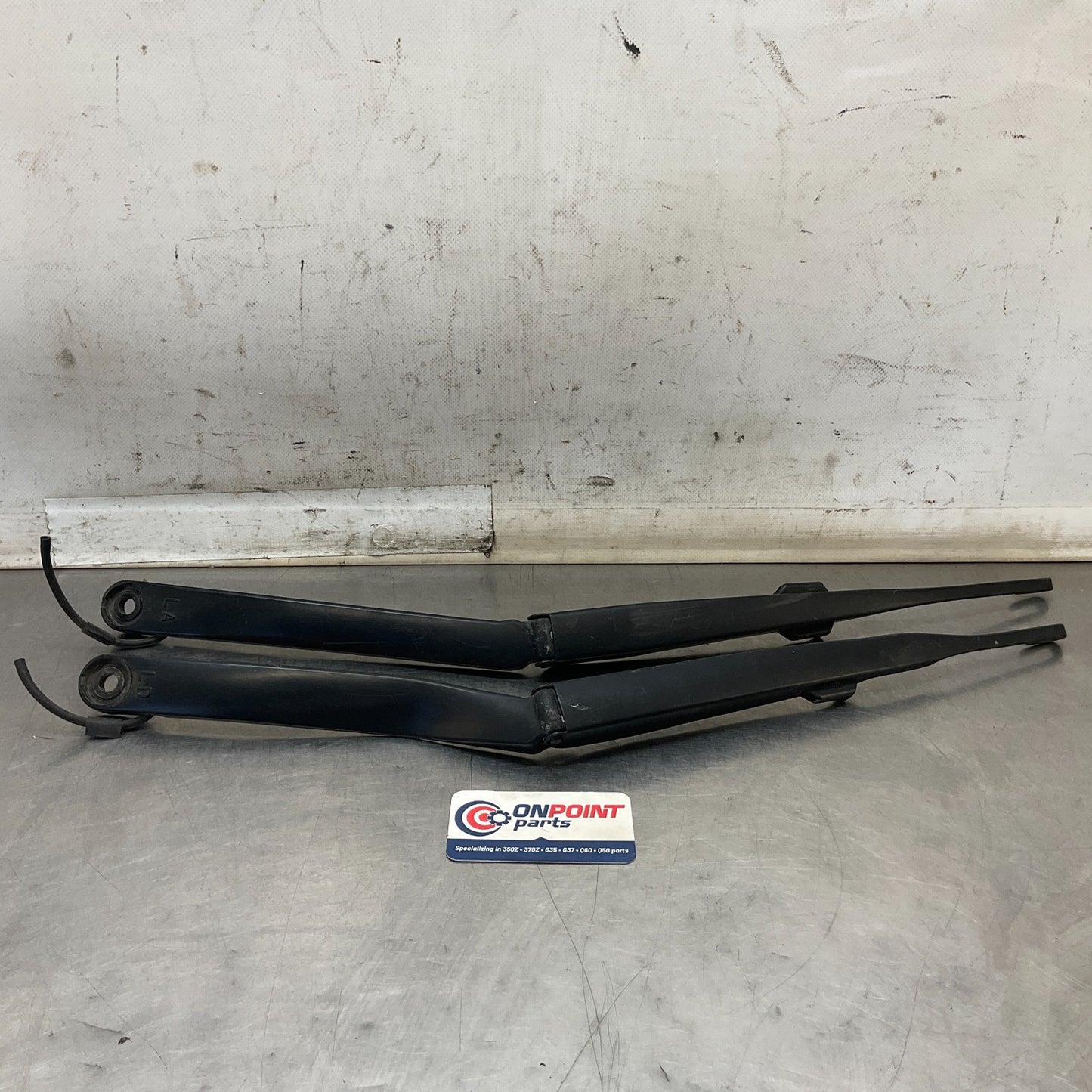 03-09 Nissan 350Z Left Right Windshield Wiper Arms 28881CD006 28886CD005 OEM HQE