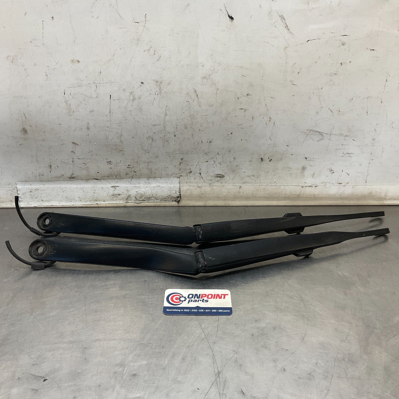 03-09 Nissan 350Z Left Right Windshield Wiper Arms 28881CD006 28886CD005 OEM HQE