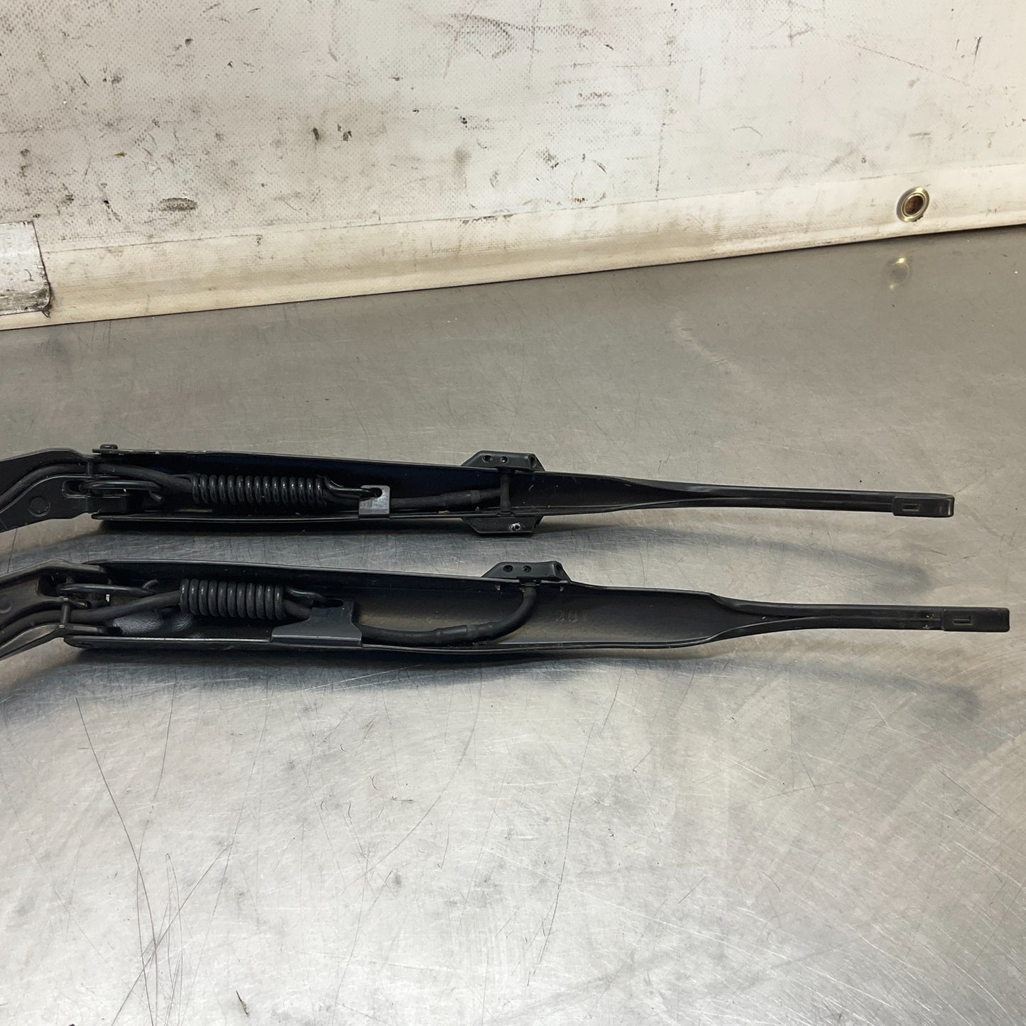 03-09 Nissan 350Z Left Right Windshield Wiper Arms 28881CD006 28886CD005 OEM HQE