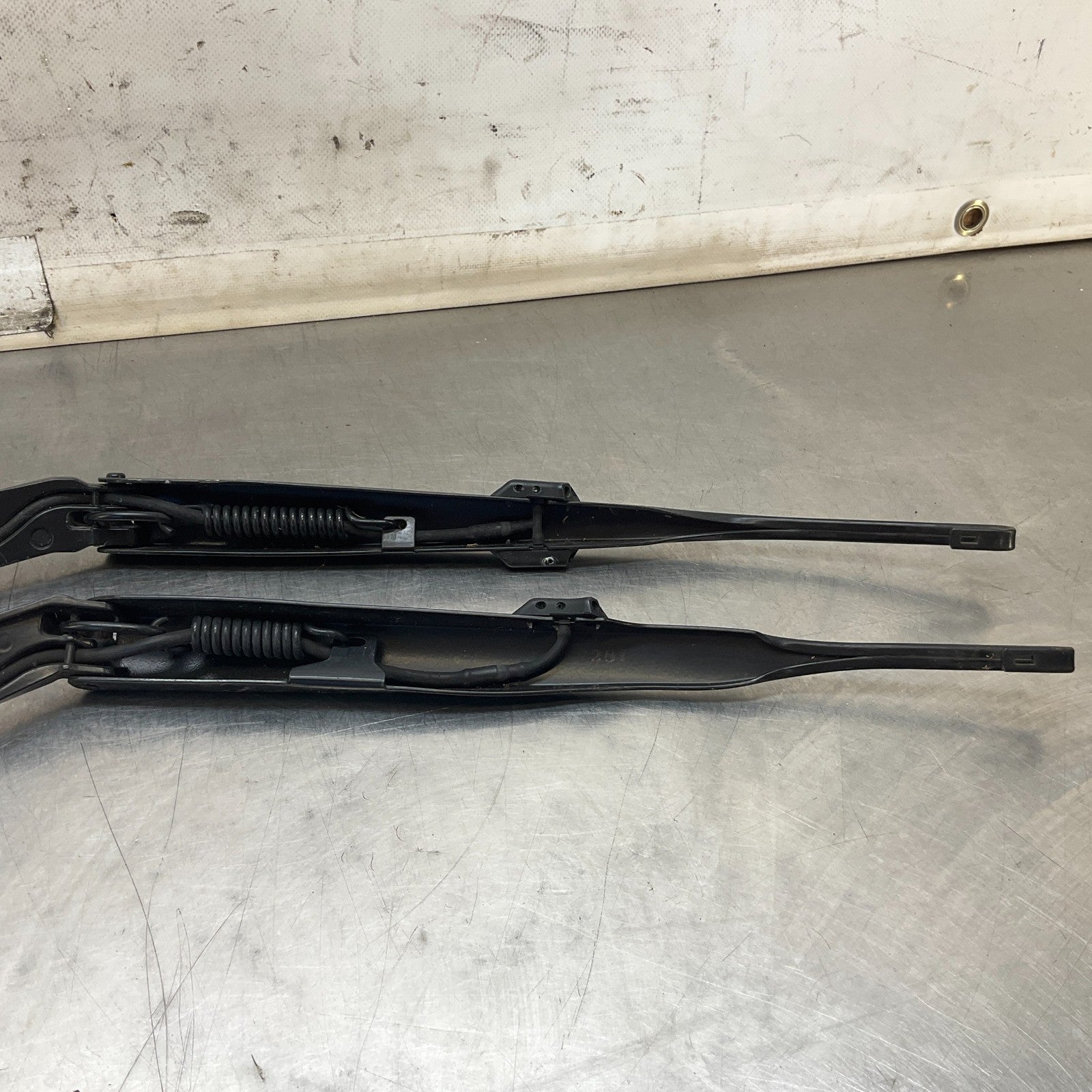 03-09 Nissan 350Z Left Right Windshield Wiper Arms 28881CD006 28886CD005 OEM HQE