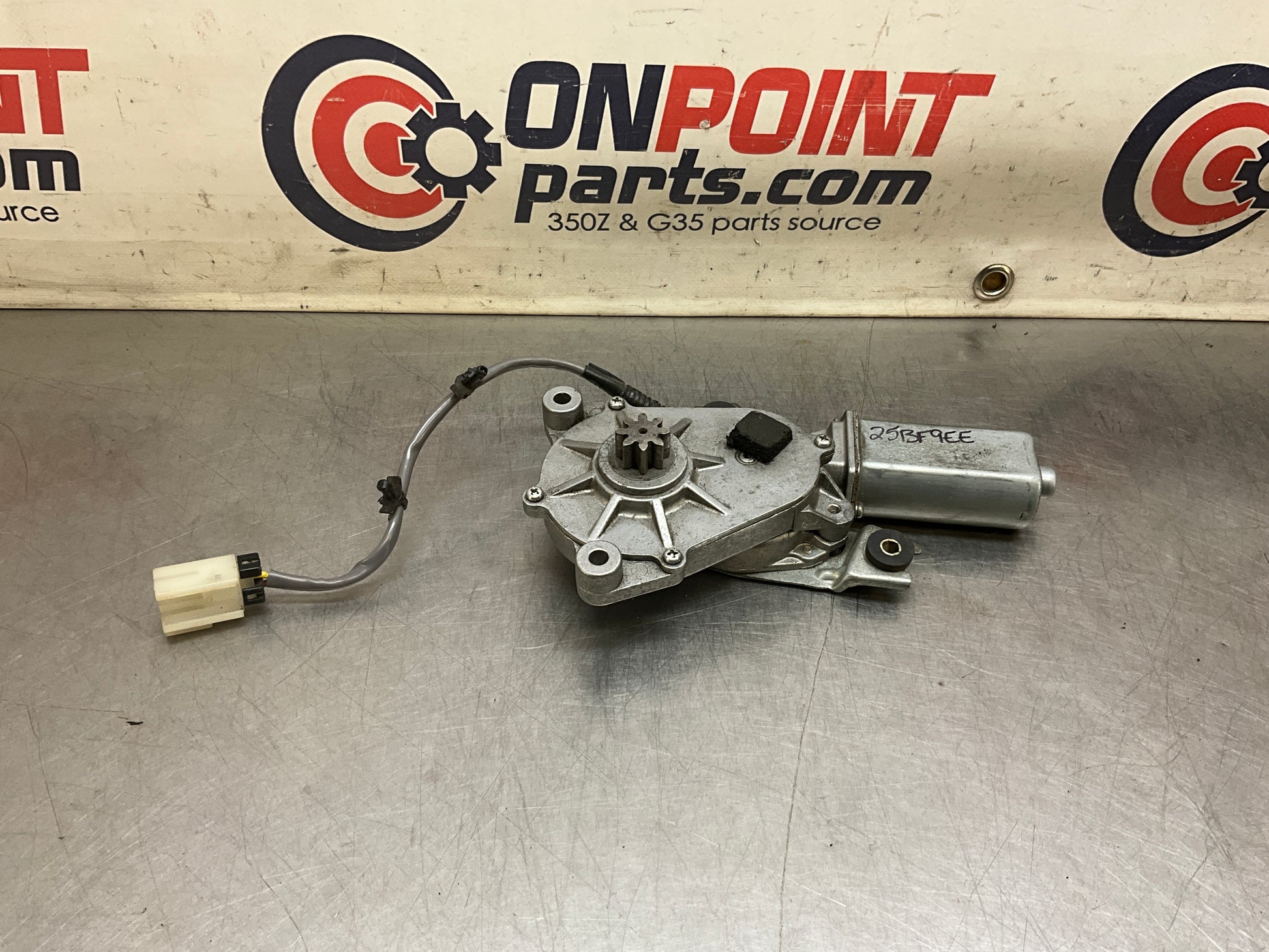 2004 Nissan 350Z Passenger Right Convertible Tonneau Lift Motor OEM 25BF9EE - On Point Parts Inc