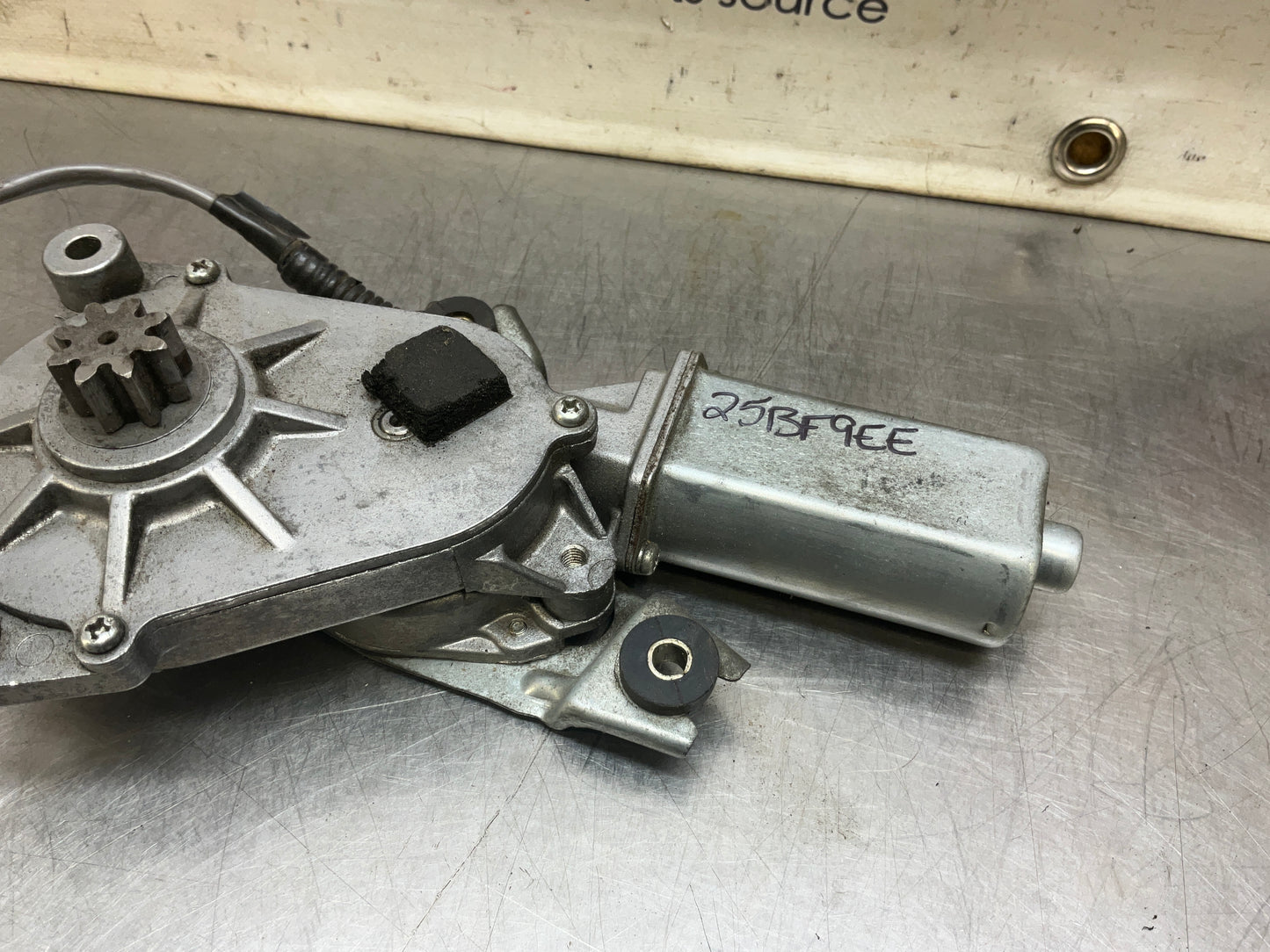 2004 Nissan 350Z Passenger Right Convertible Tonneau Lift Motor OEM 25BF9EE - On Point Parts Inc