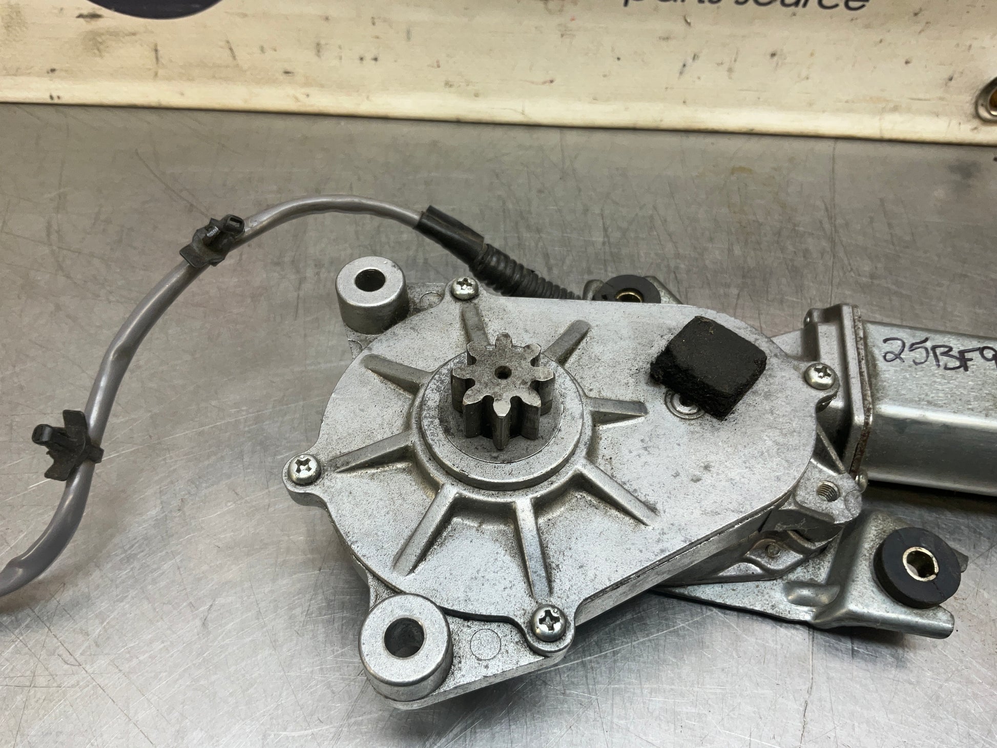 2004 Nissan 350Z Passenger Right Convertible Tonneau Lift Motor OEM 25BF9EE - On Point Parts Inc