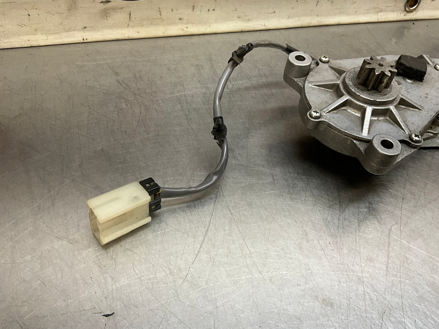 2004 Nissan 350Z Passenger Right Convertible Tonneau Lift Motor OEM 25BF9EE - On Point Parts Inc