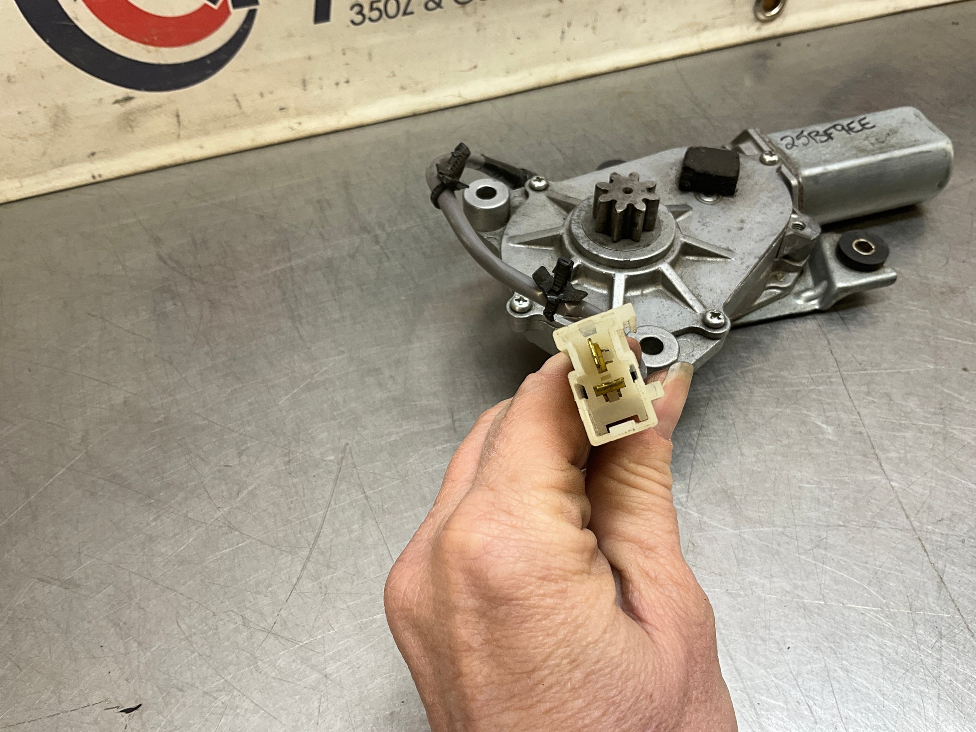 2004 Nissan 350Z Passenger Right Convertible Tonneau Lift Motor OEM 25BF9EE - On Point Parts Inc