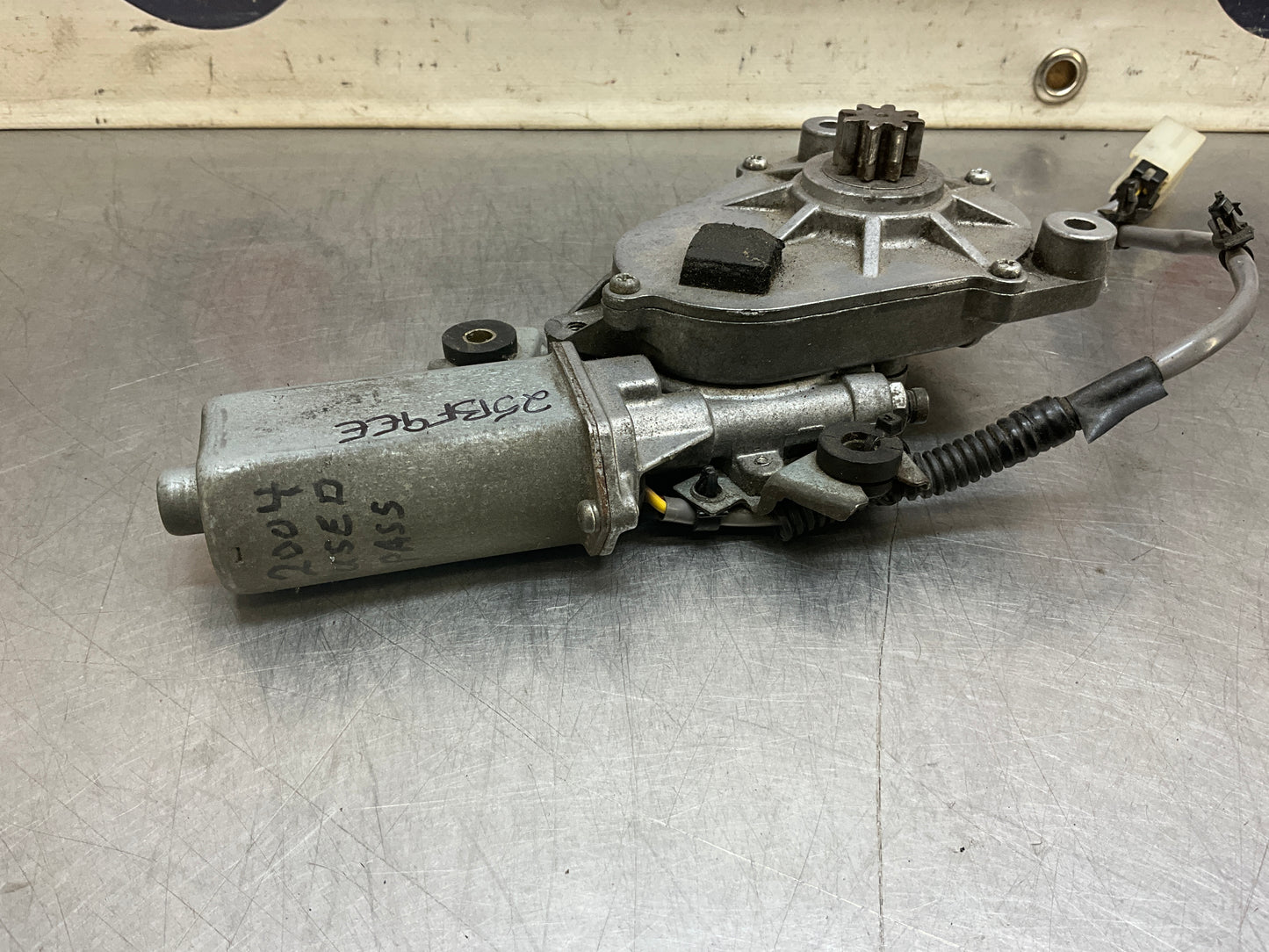 2004 Nissan 350Z Passenger Right Convertible Tonneau Lift Motor OEM 25BF9EE - On Point Parts Inc