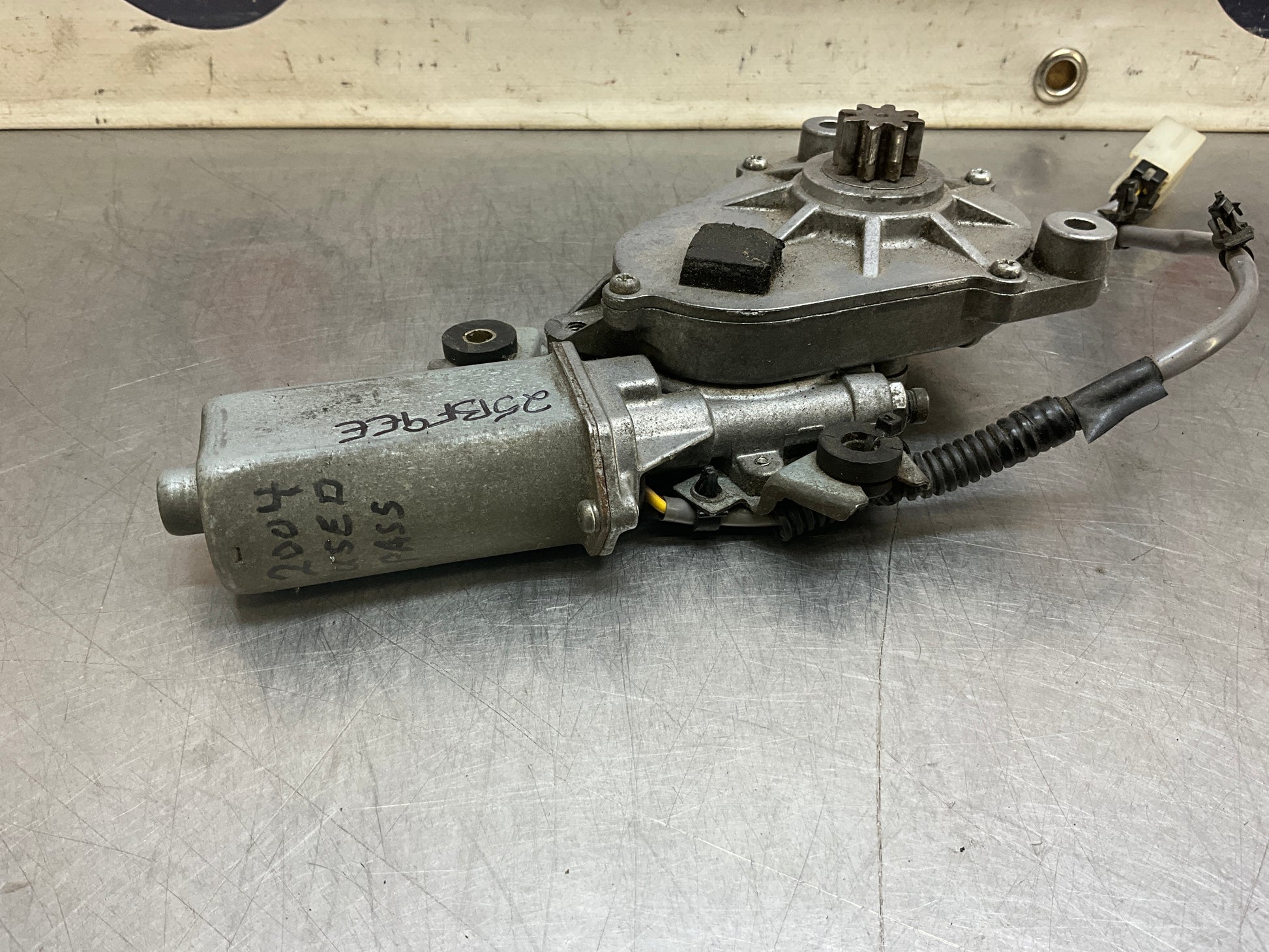 2004 Nissan 350Z Passenger Right Convertible Tonneau Lift Motor OEM 25BF9EE - On Point Parts Inc