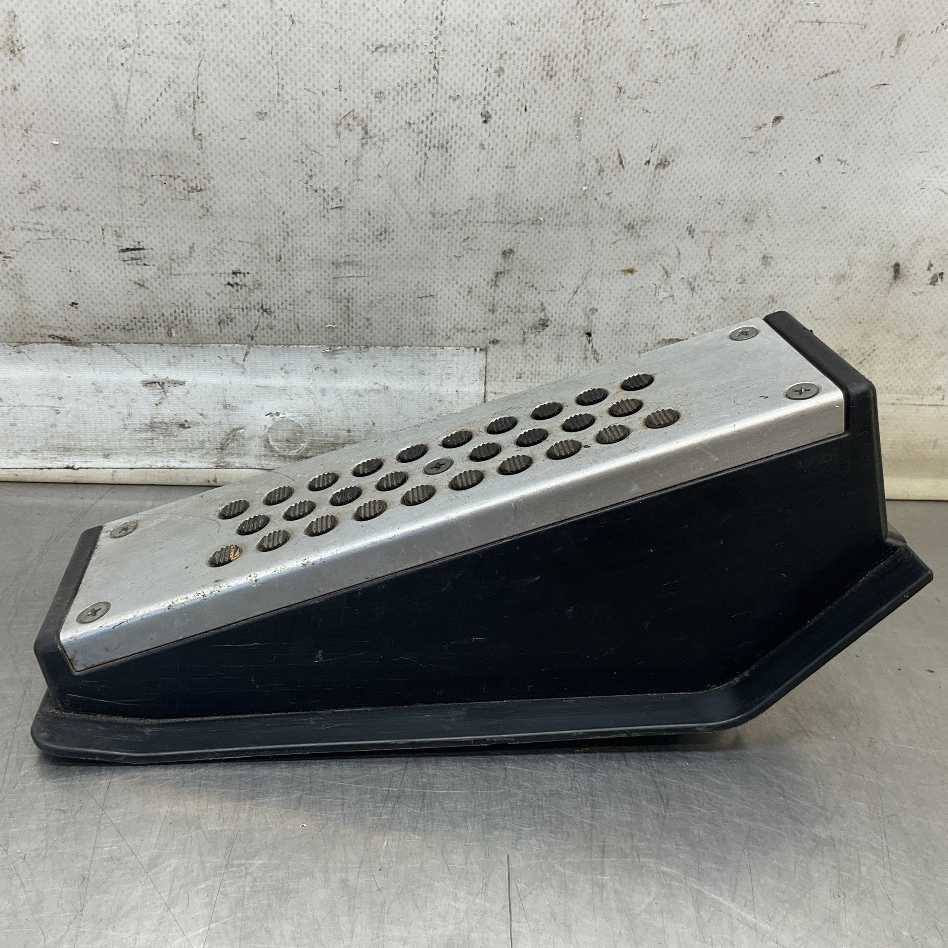 2008 Nissan Z33 350Z Front Driver Dead Pedal Foot Rest Oem 21Bljfa - On Point Parts Inc