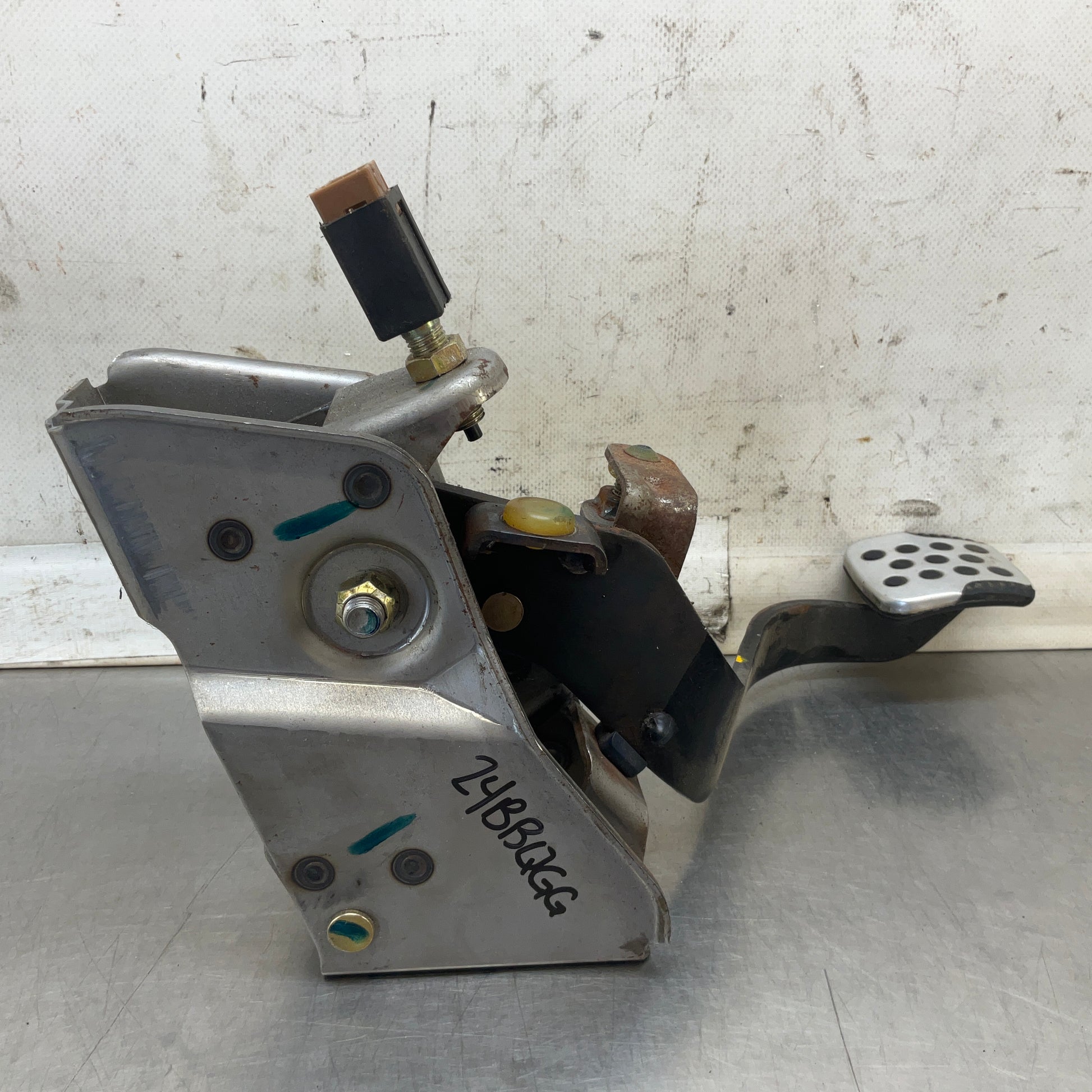 2004 Nissan Z33 350Z Clutch Pedal Oem 24Bbqgg - On Point Parts Inc