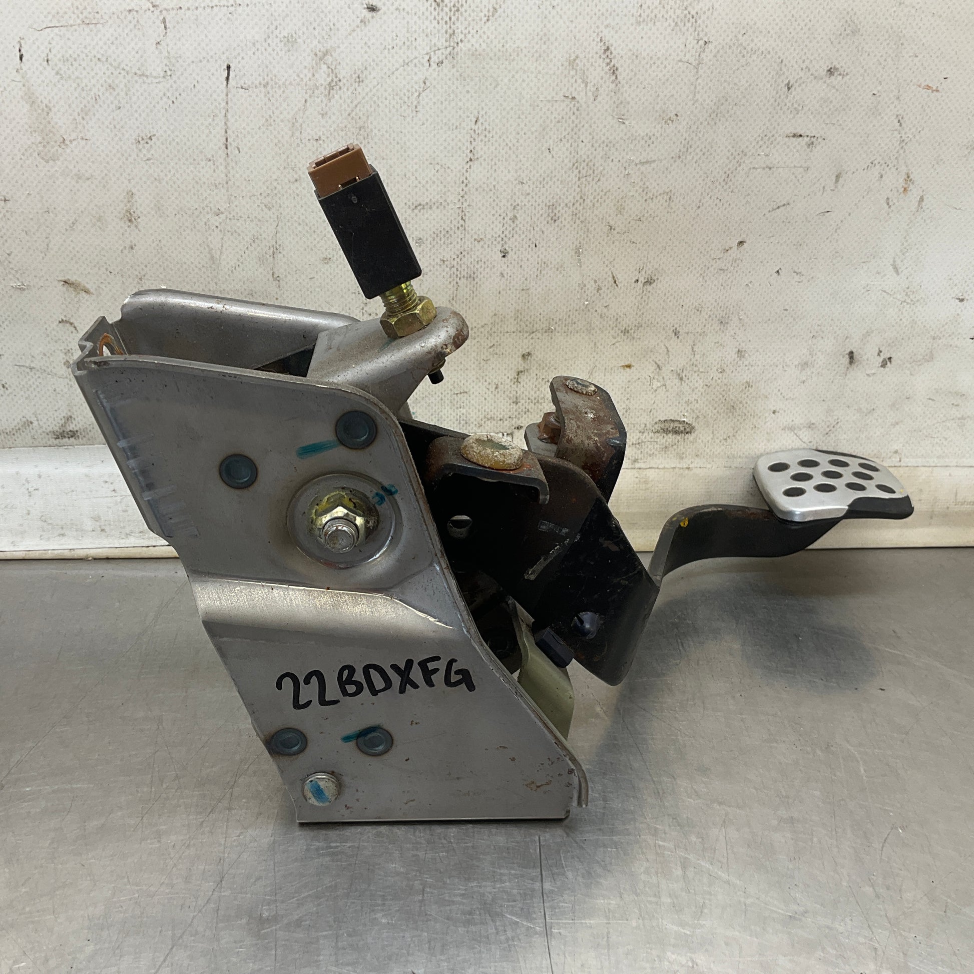 2003 Nissan Z33 350Z Clutch Pedal Oem 22Bdxfg - On Point Parts Inc