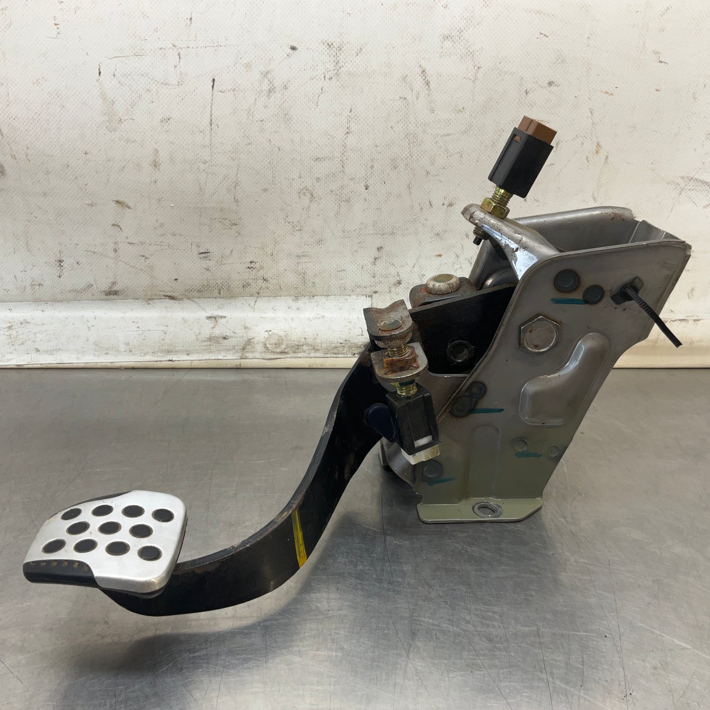 2003 Nissan Z33 350Z Clutch Pedal Oem 22Bdxfg - On Point Parts Inc