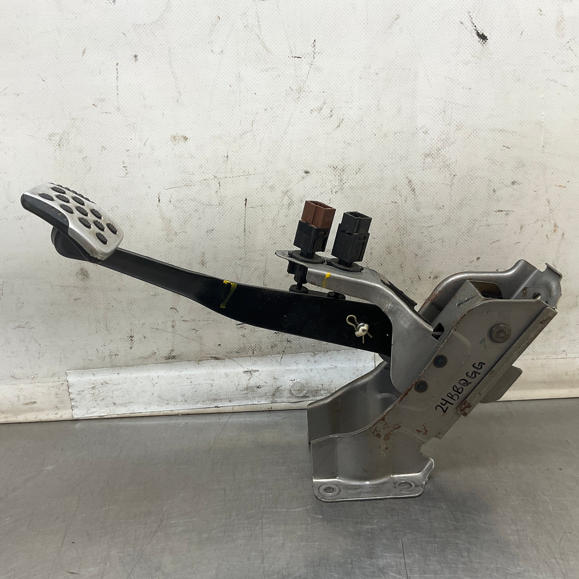 2004 Nissan Z33 350Z Front Driver Brake Pedal Oem 24Bbqgg - On Point Parts Inc