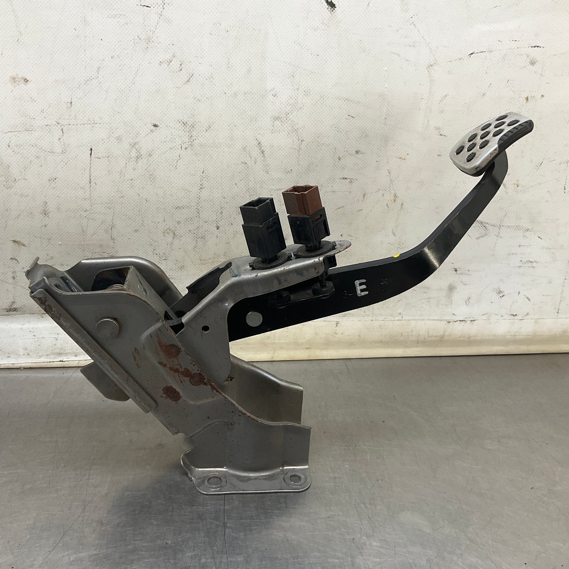 2004 Nissan Z33 350Z Front Driver Brake Pedal Oem 24Bbqgg - On Point Parts Inc