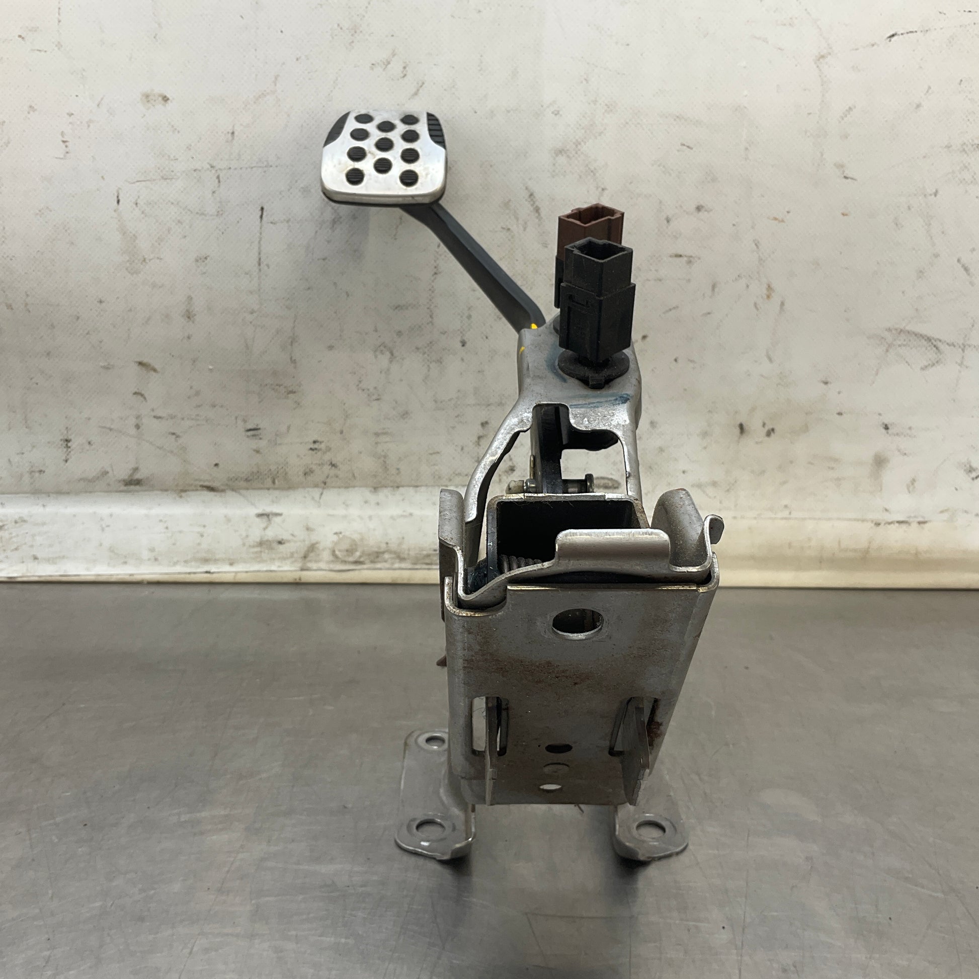 2004 Nissan Z33 350Z Front Driver Brake Pedal Oem 24Bbqgg - On Point Parts Inc