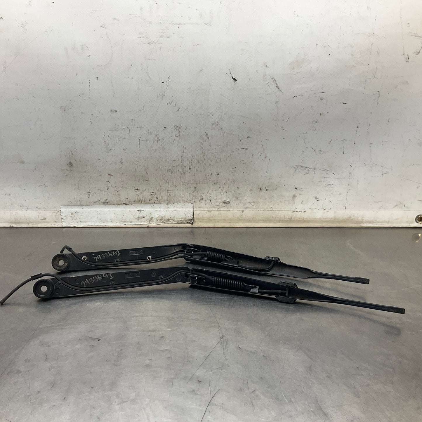 2004 Nissan Z33 350Z Front Windshield Wiper Arms Oem 24Bbqgi - On Point Parts Inc