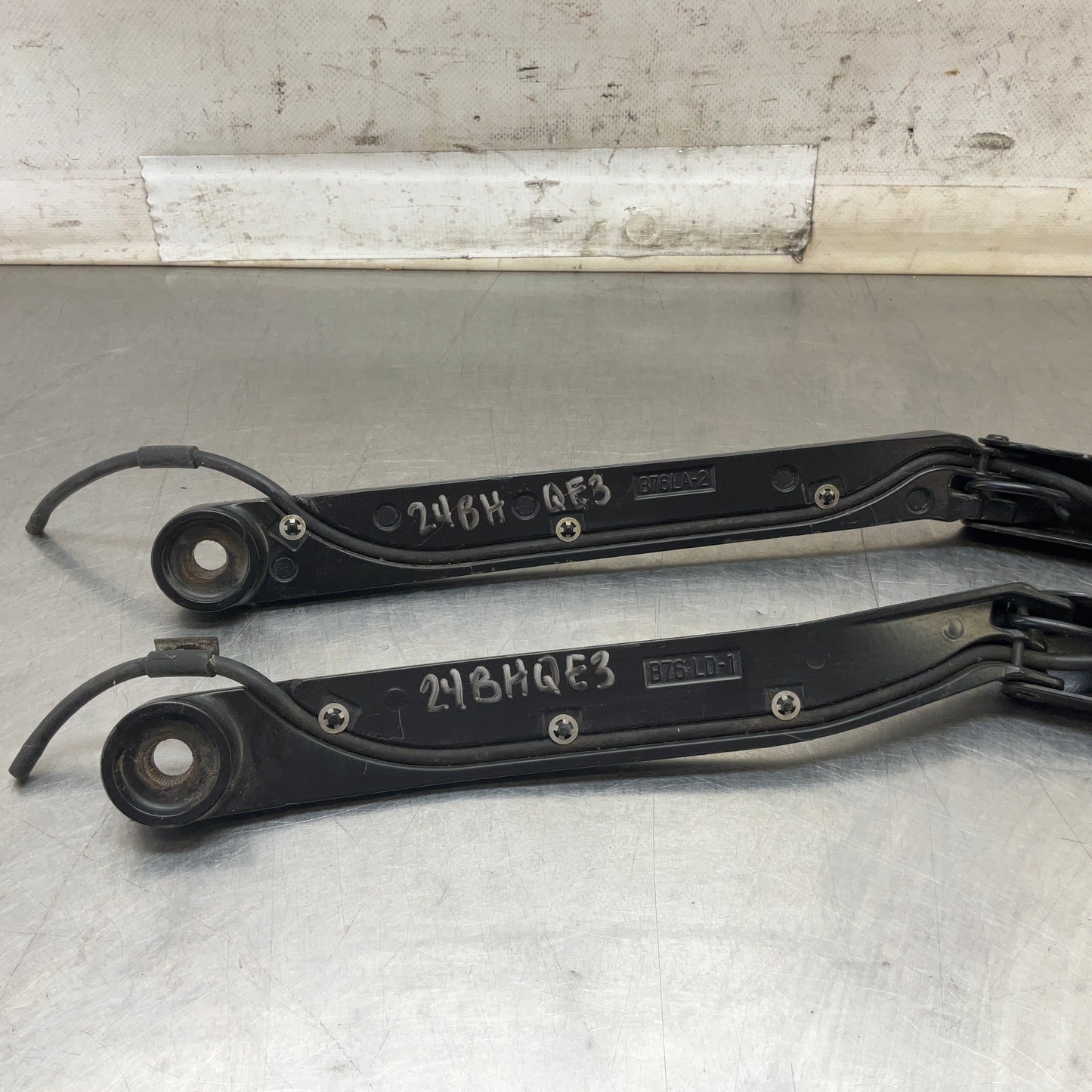 2005 Nissan Z33 350Z Left Right Windshield Wiper Arms OEM 24BHQE3 - On Point Parts Inc