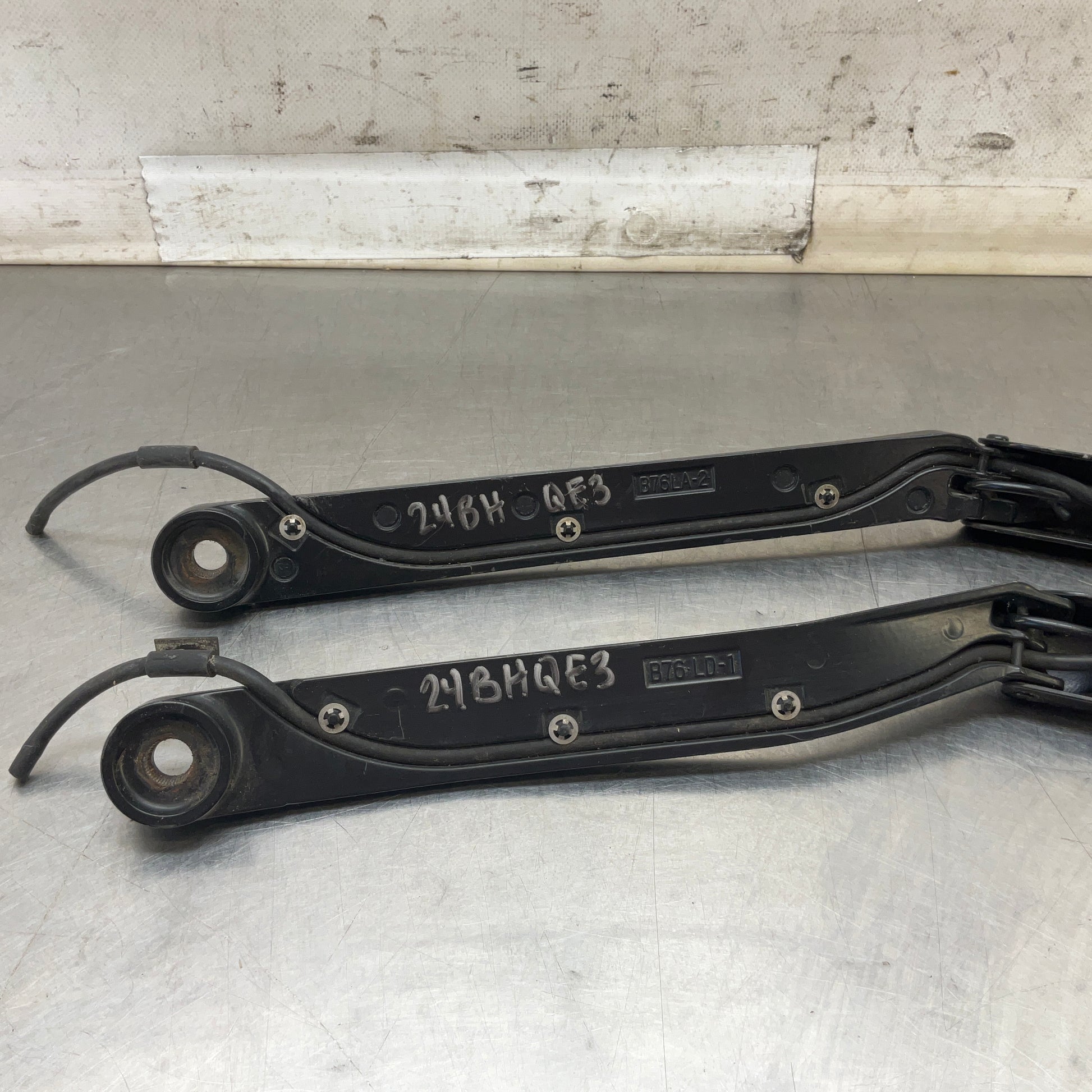 2005 Nissan Z33 350Z Left Right Windshield Wiper Arms OEM 24BHQE3 - On Point Parts Inc
