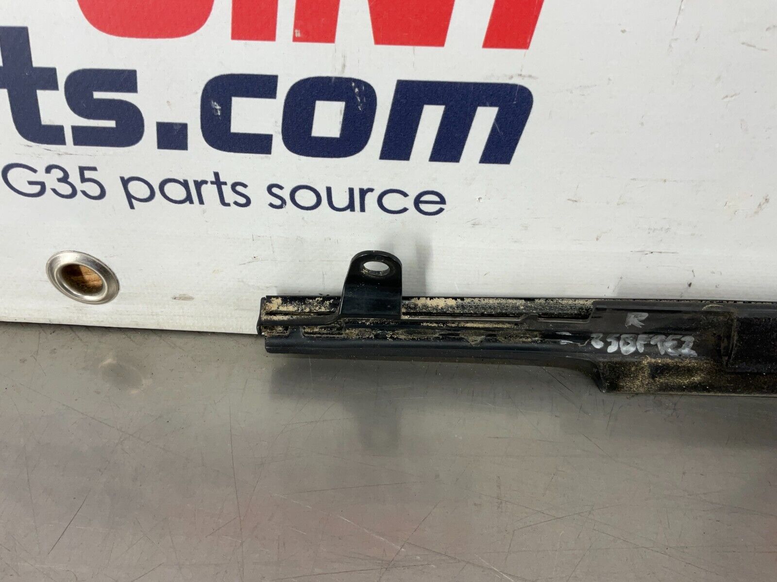 2004 Nissan 350Z Passenger Right Door Window Weatherstrip Moulding OEM 25BF9E2 - On Point Parts Inc