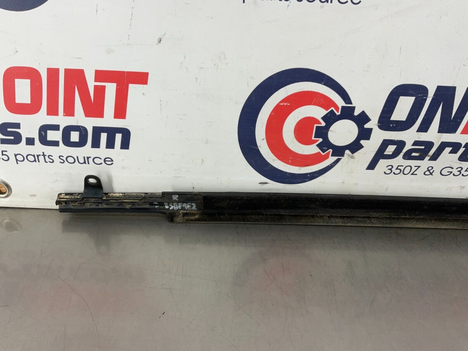 2004 Nissan 350Z Passenger Right Door Window Weatherstrip Moulding OEM 25BF9E2 - On Point Parts Inc