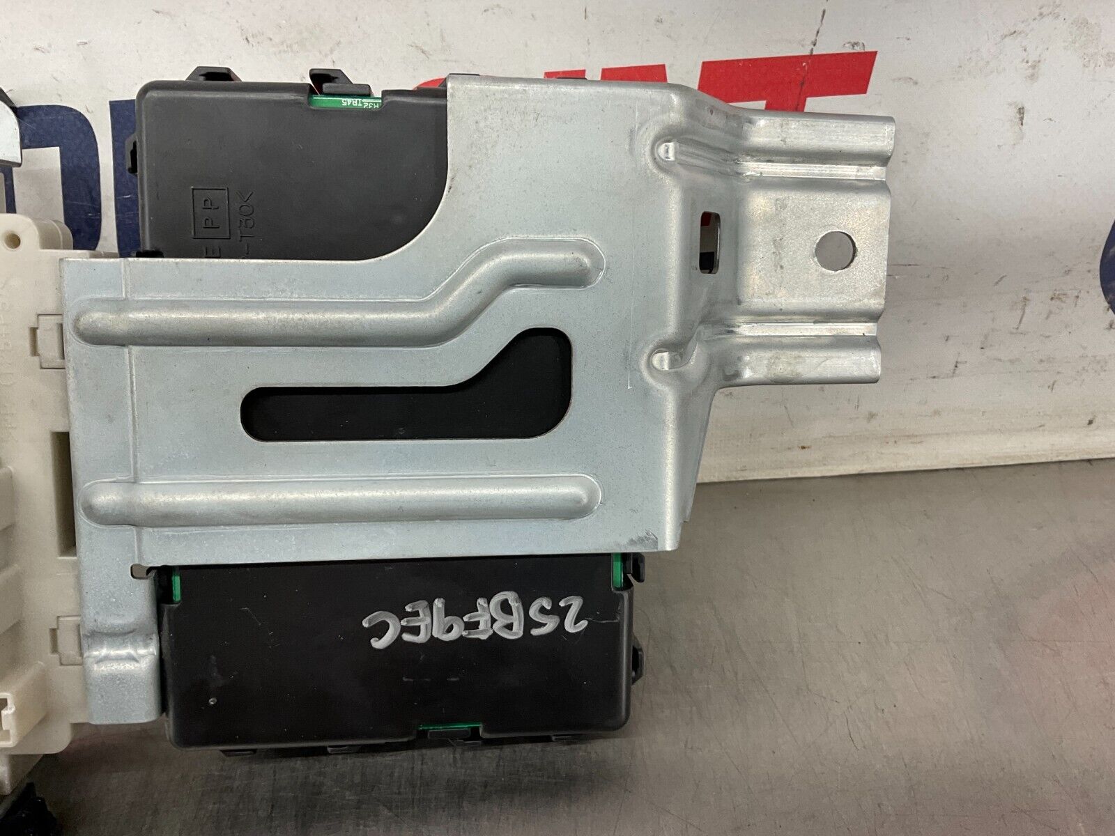 2004 Nissan 350Z BCM Body Control Module Automatic 284B1-CD005 OEM 25BF9EC - On Point Parts Inc