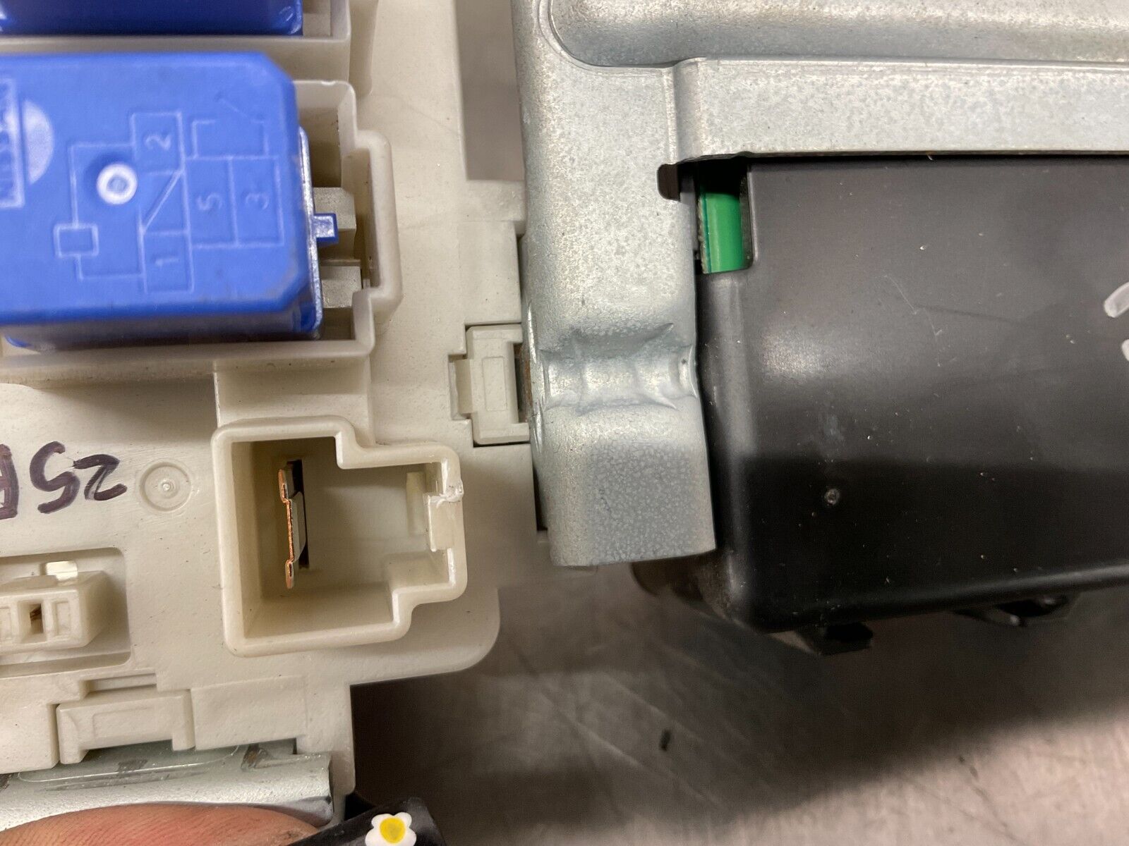 2004 Nissan 350Z BCM Body Control Module Automatic 284B1-CD005 OEM 25BF9EC - On Point Parts Inc