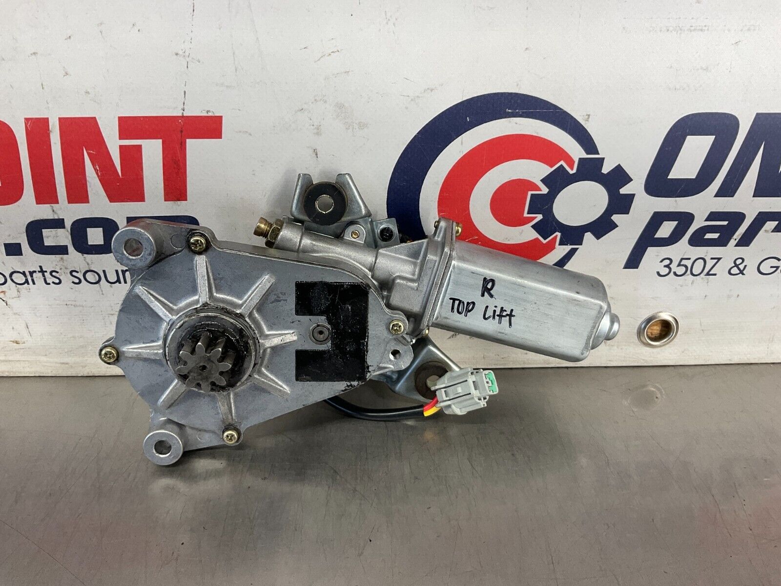 2004 Nissan 350Z Passenger Right Convertible Top Lift Motor OEM 25BF9EE - On Point Parts Inc