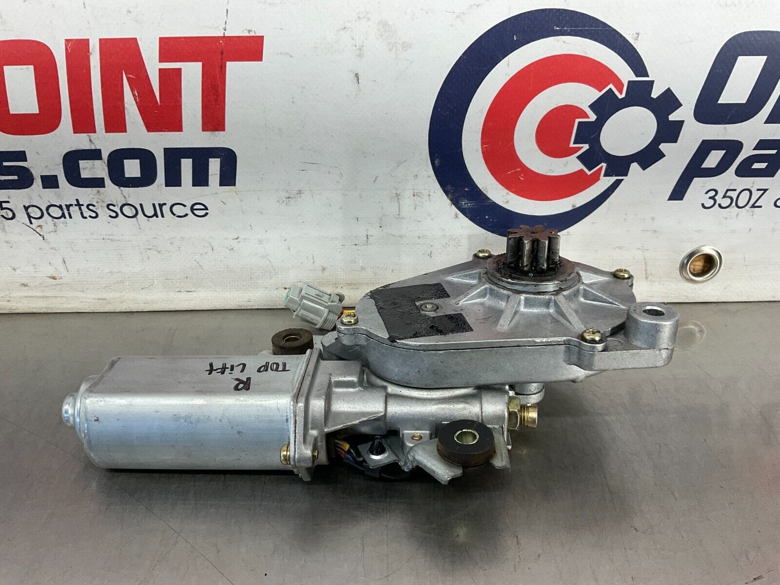 2004 Nissan 350Z Passenger Right Convertible Top Lift Motor OEM 25BF9EE - On Point Parts Inc