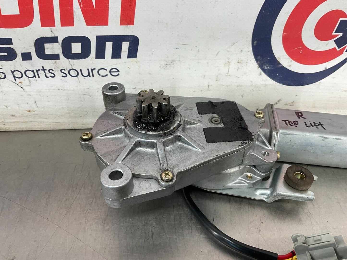 2004 Nissan 350Z Passenger Right Convertible Top Lift Motor OEM 25BF9EE - On Point Parts Inc