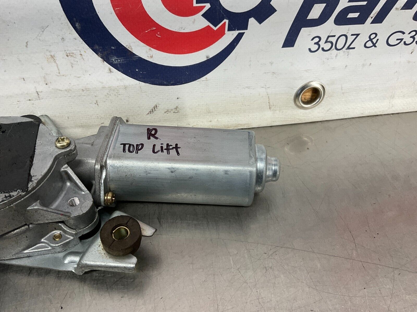 2004 Nissan 350Z Passenger Right Convertible Top Lift Motor OEM 25BF9EE - On Point Parts Inc