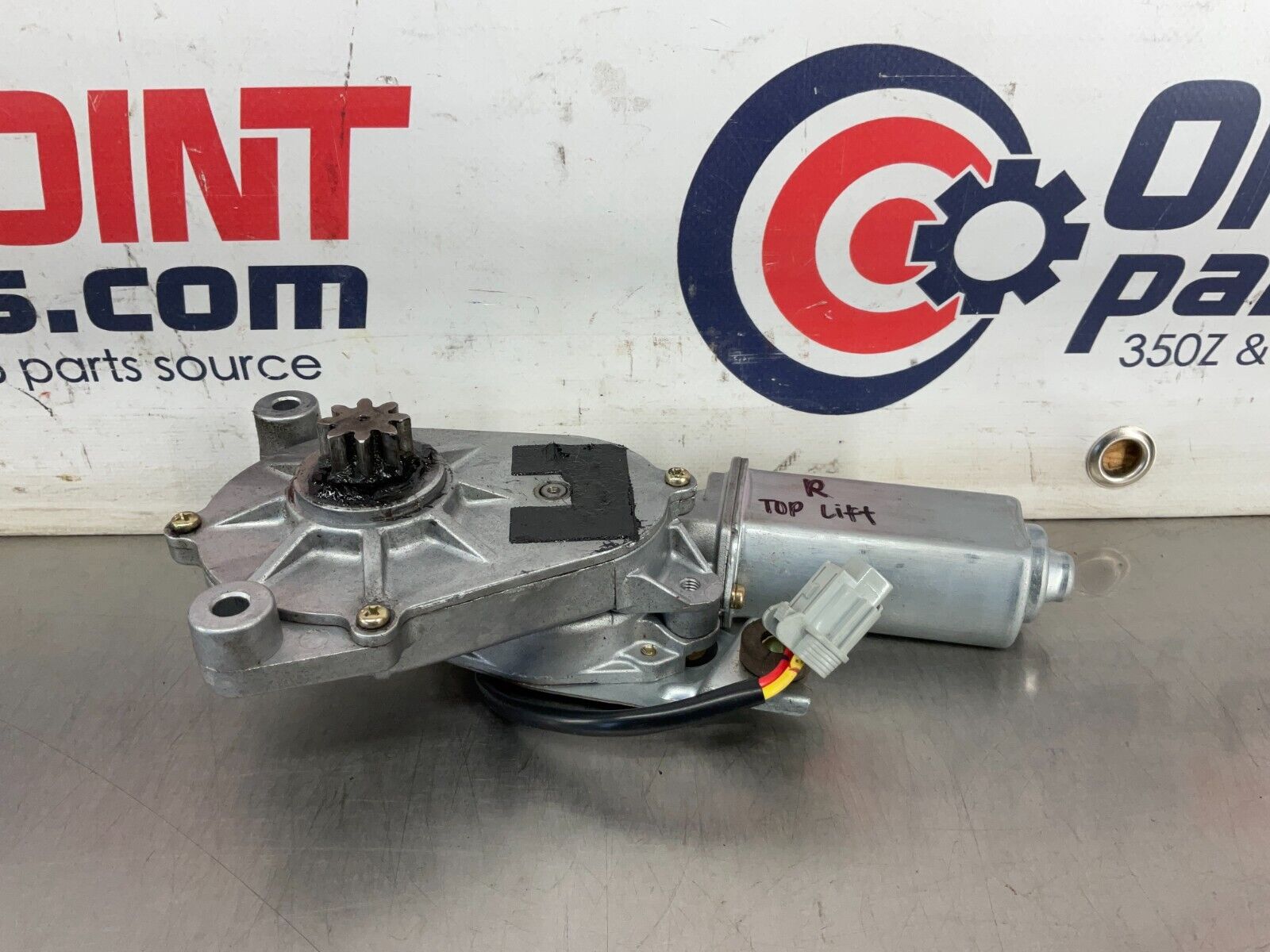 2004 Nissan 350Z Passenger Right Convertible Top Lift Motor OEM 25BF9EE - On Point Parts Inc
