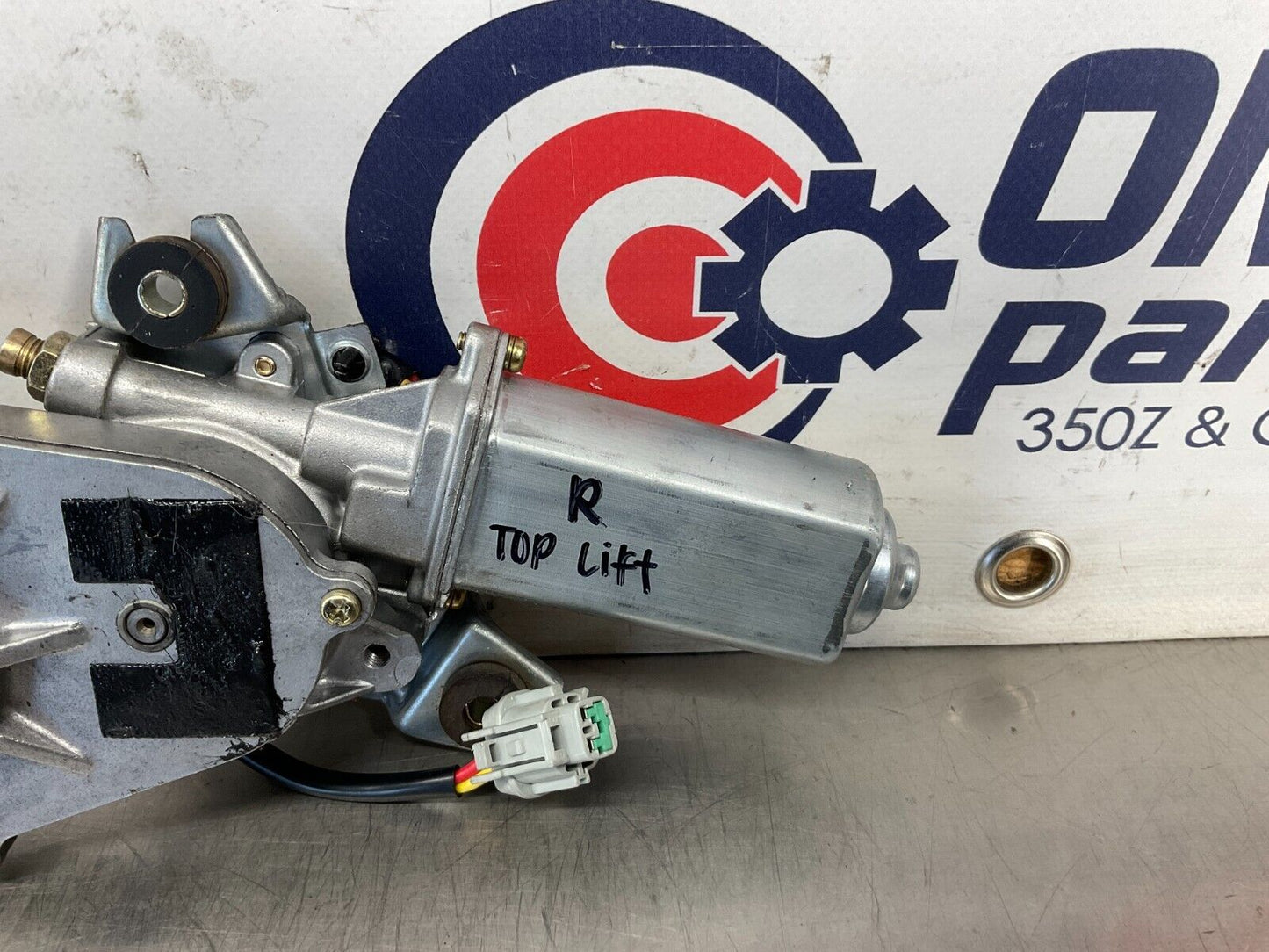 2004 Nissan 350Z Passenger Right Convertible Top Lift Motor OEM 25BF9EE - On Point Parts Inc