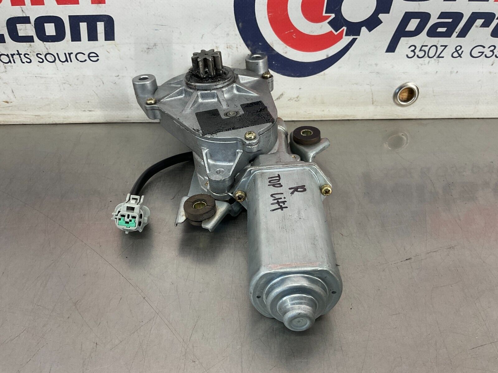 2004 Nissan 350Z Passenger Right Convertible Top Lift Motor OEM 25BF9EE - On Point Parts Inc