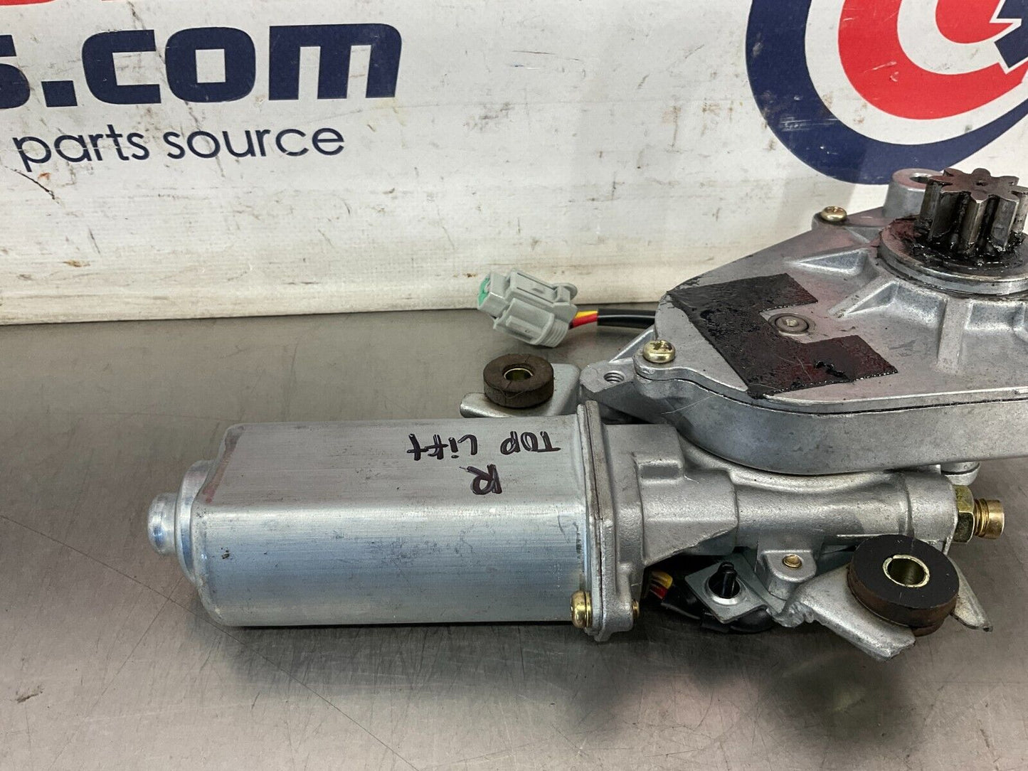 2004 Nissan 350Z Passenger Right Convertible Top Lift Motor OEM 25BF9EE - On Point Parts Inc