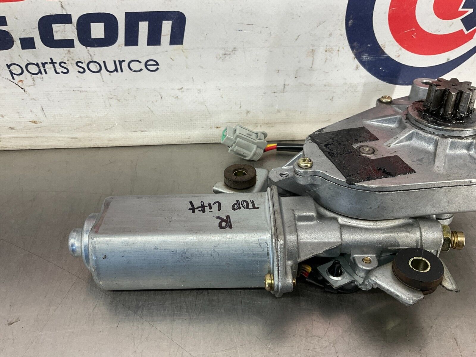 2004 Nissan 350Z Passenger Right Convertible Top Lift Motor OEM 25BF9EE - On Point Parts Inc