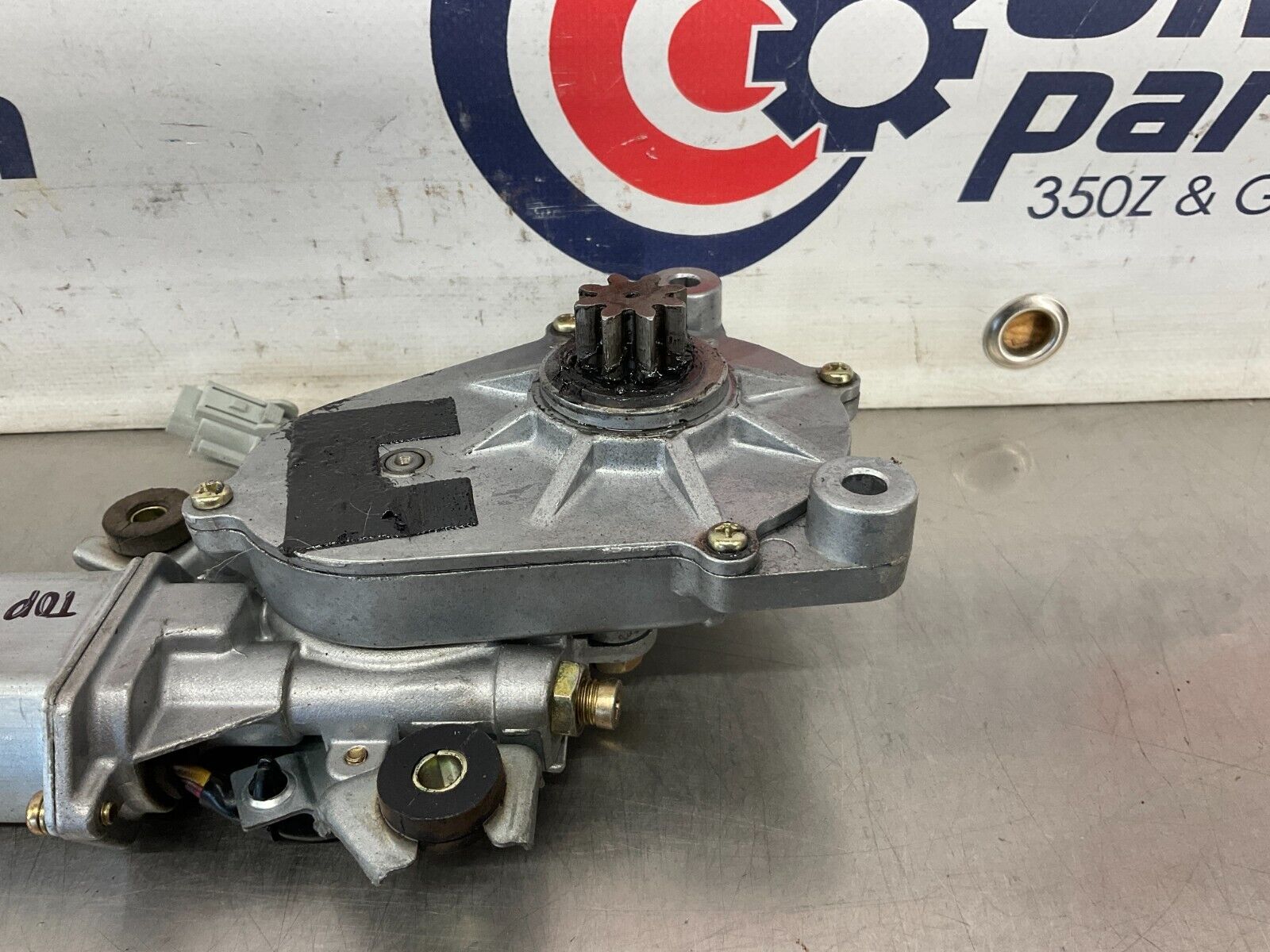 2004 Nissan 350Z Passenger Right Convertible Top Lift Motor OEM 25BF9EE - On Point Parts Inc