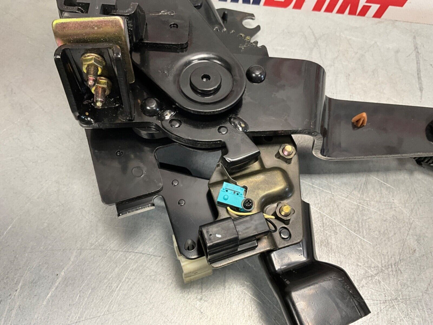 2005 Nissan Z33 350Z Convertible Driver Left Tonneau Lift Mechanism OEM 24BHQEG - On Point Parts Inc