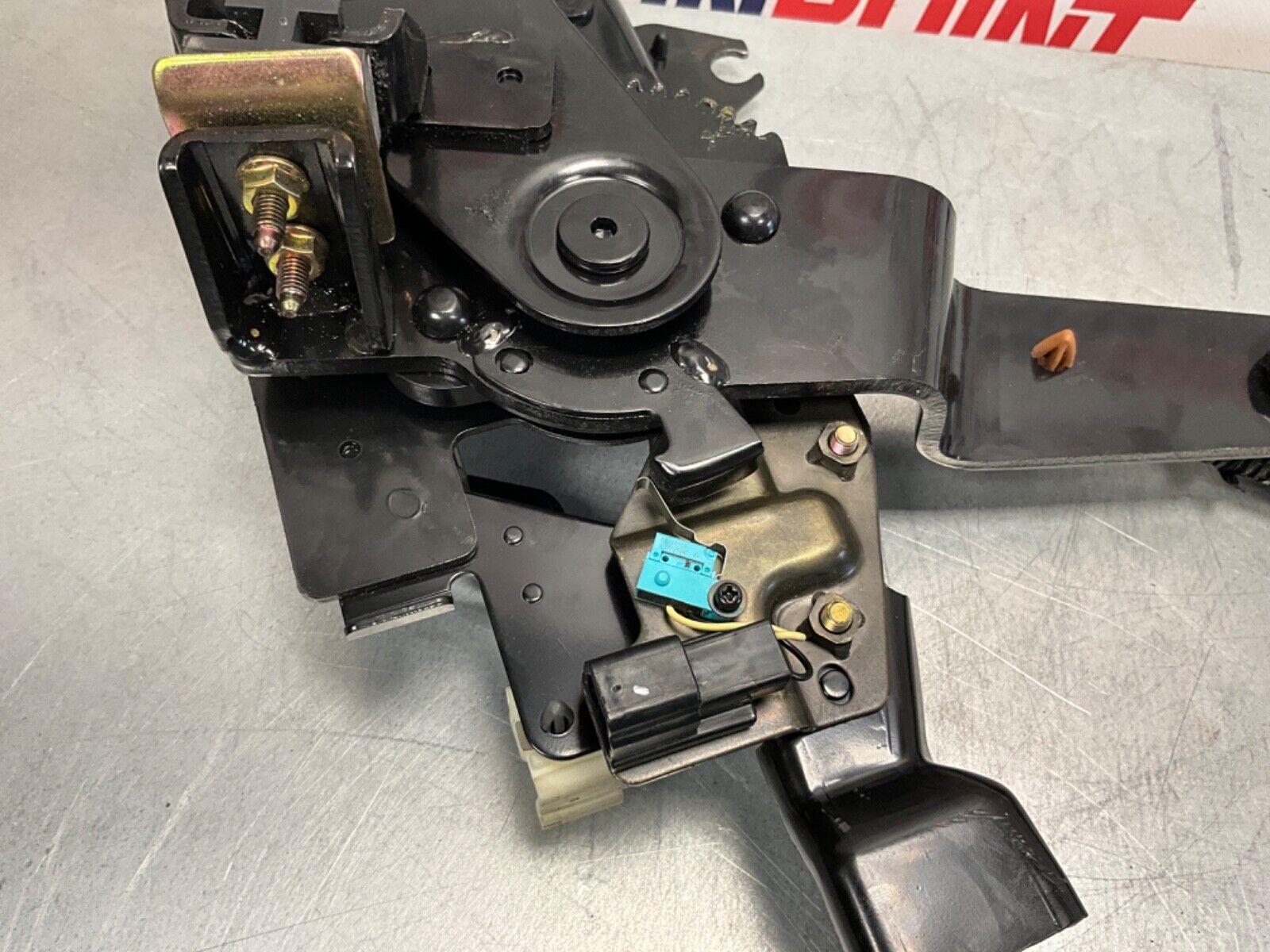 2005 Nissan Z33 350Z Convertible Driver Left Tonneau Lift Mechanism OEM 24BHQEG - On Point Parts Inc