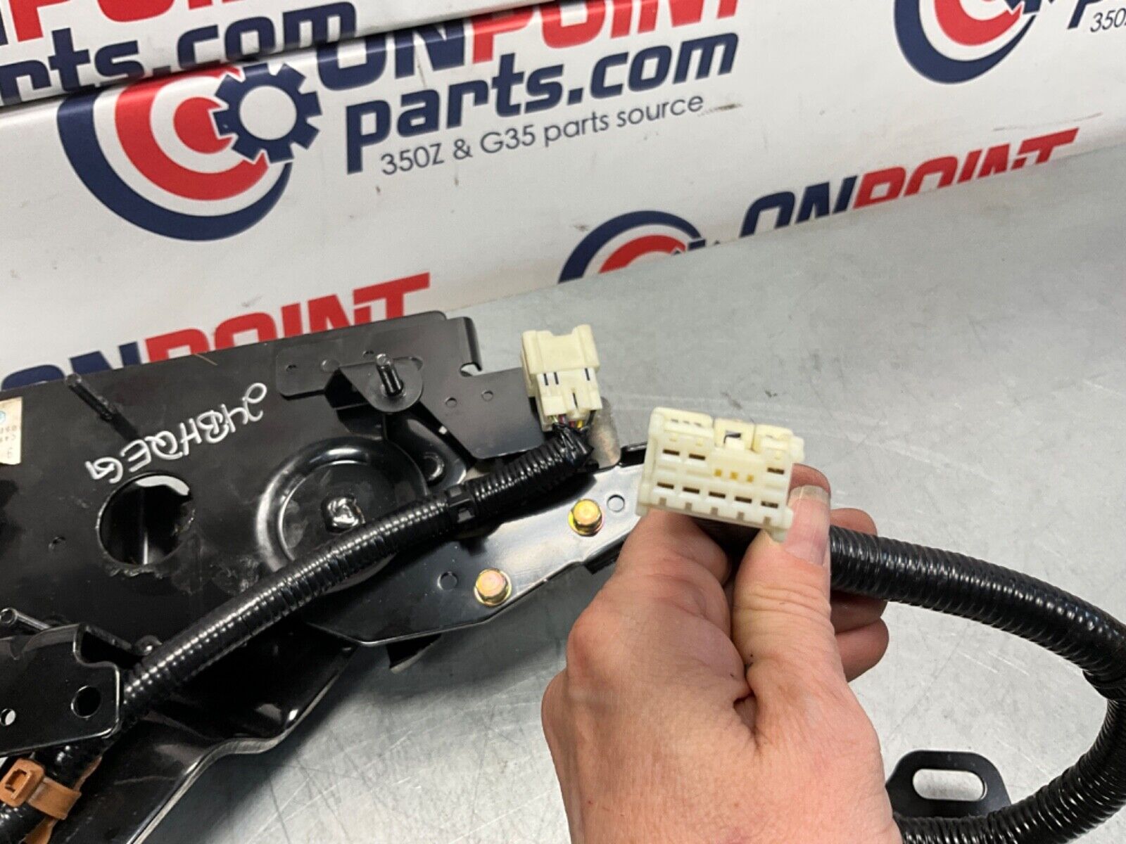 2005 Nissan Z33 350Z Convertible Driver Left Tonneau Lift Mechanism OEM 24BHQEG - On Point Parts Inc