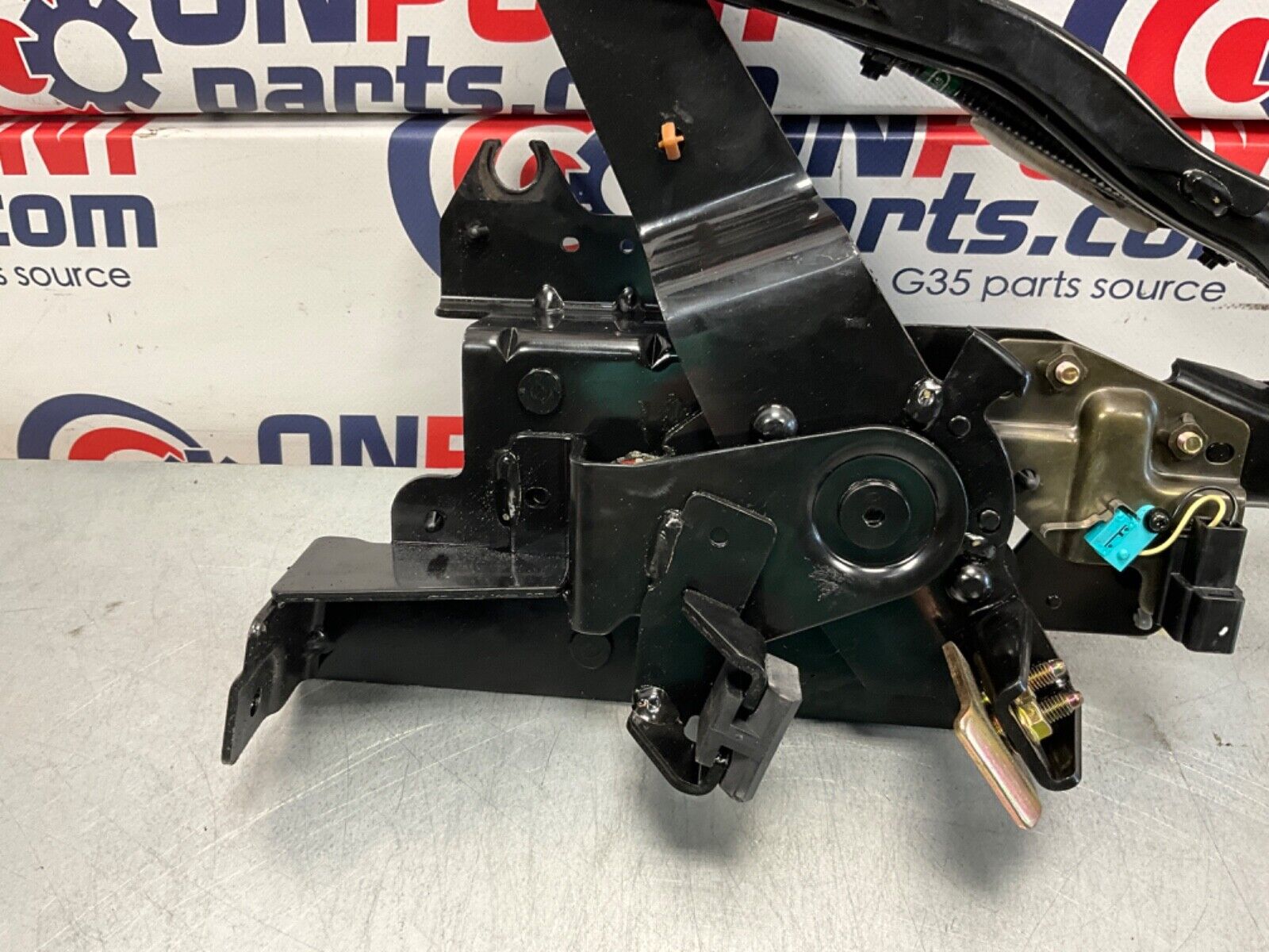 2005 Nissan Z33 350Z Convertible Driver Left Tonneau Lift Mechanism OEM 24BHQEG - On Point Parts Inc