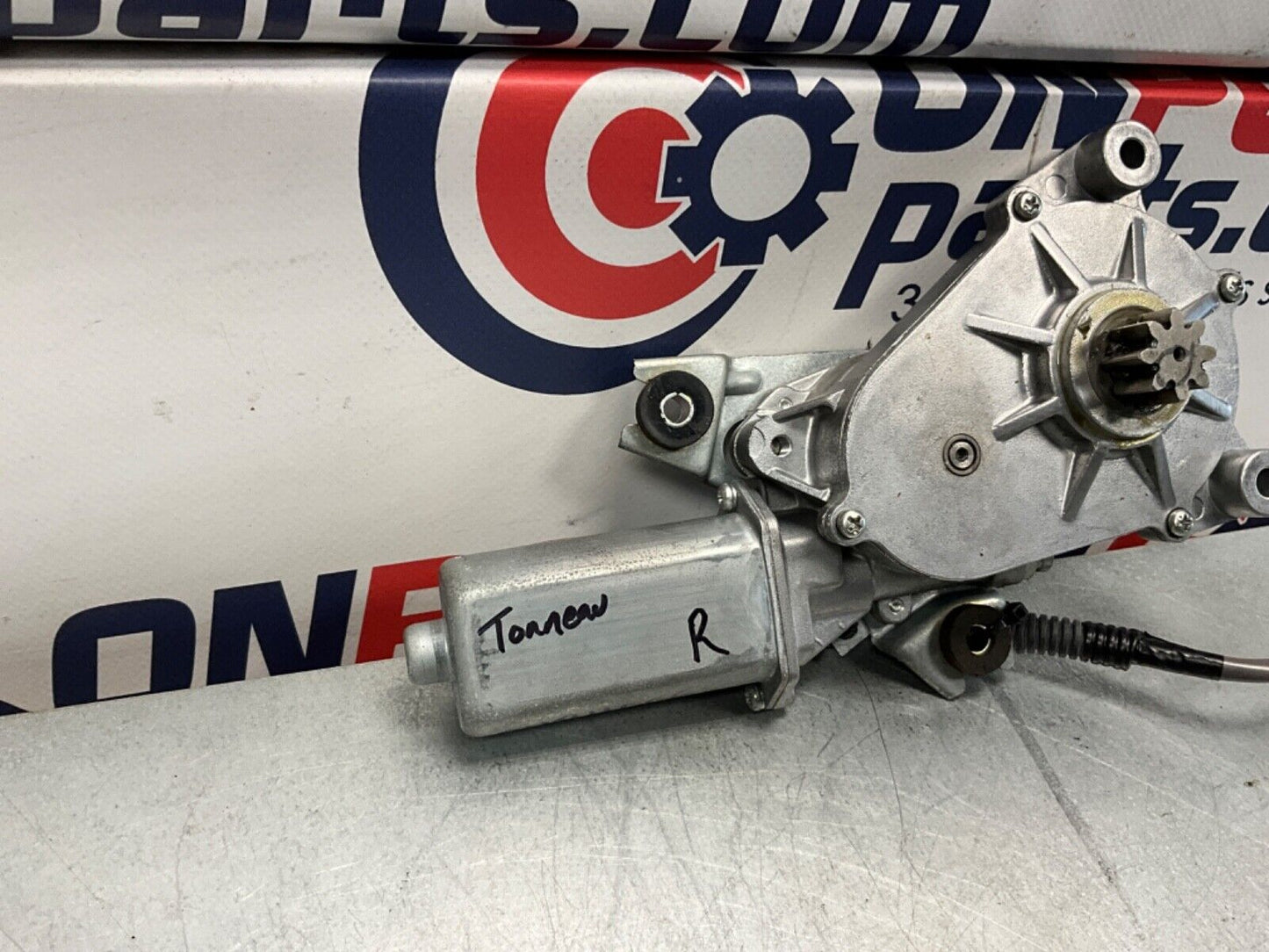 2005 Nissan Z33 350Z Passenger Right Convertible Tonneau Lift Motor OEM 24BHQEE - On Point Parts Inc