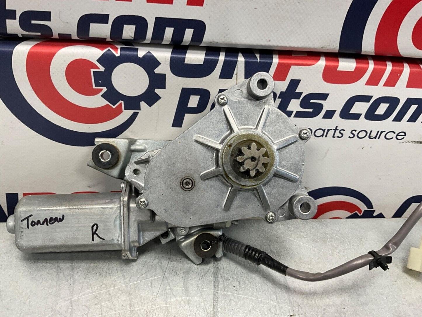 2005 Nissan Z33 350Z Passenger Right Convertible Tonneau Lift Motor OEM 24BHQEE - On Point Parts Inc