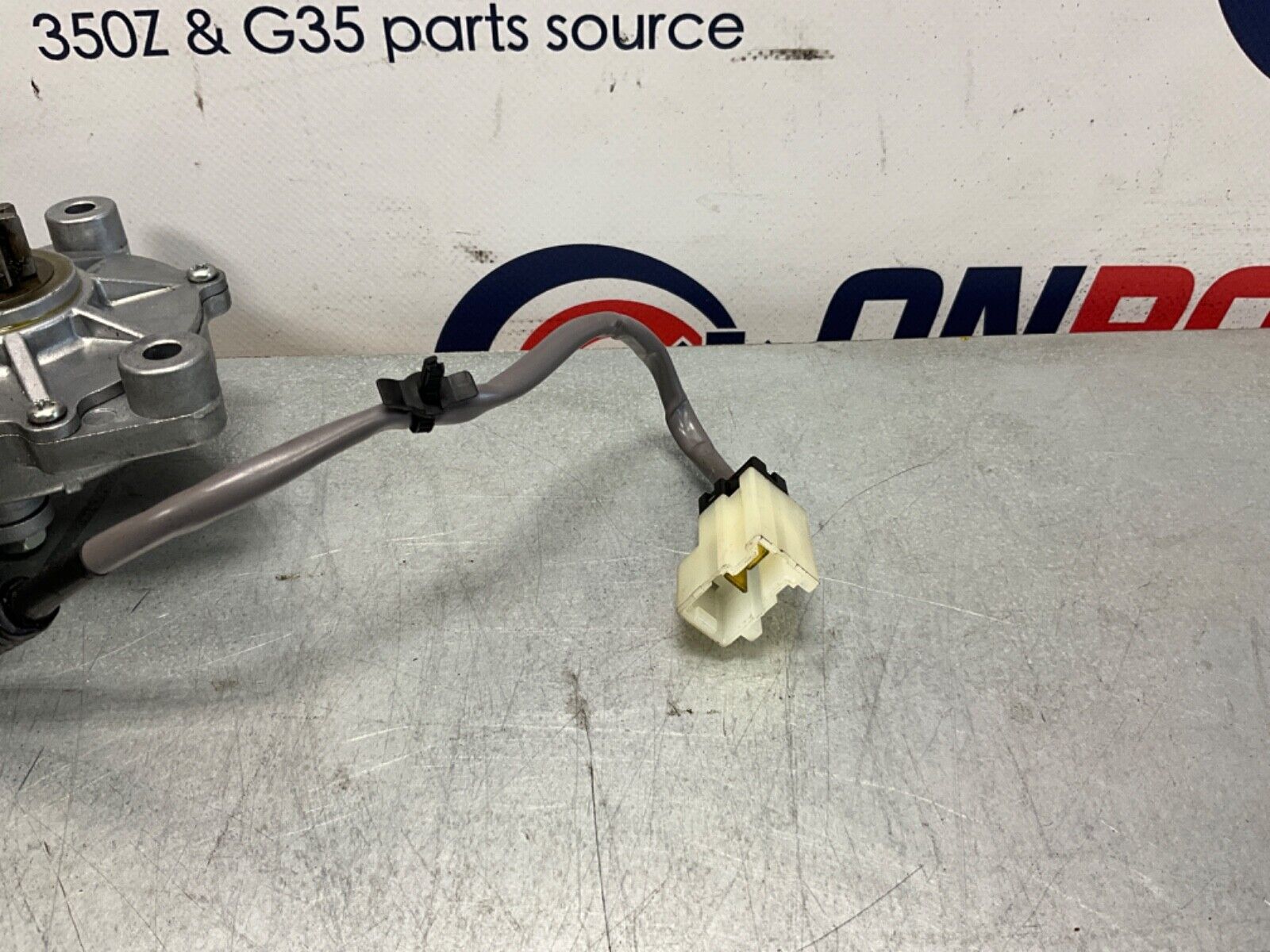 2005 Nissan Z33 350Z Passenger Right Convertible Tonneau Lift Motor OEM 24BHQEE - On Point Parts Inc